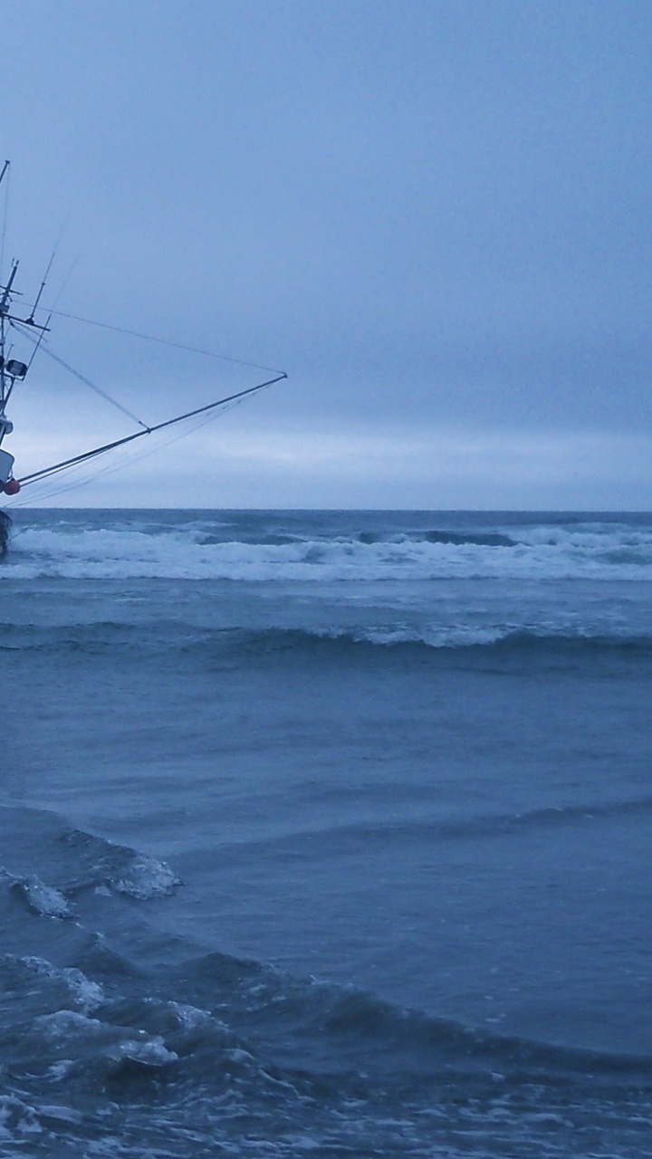 Fille en Chemise Rouge Debout Sur L'eau de Mer Pendant la Journée. Wallpaper in 720x1280 Resolution