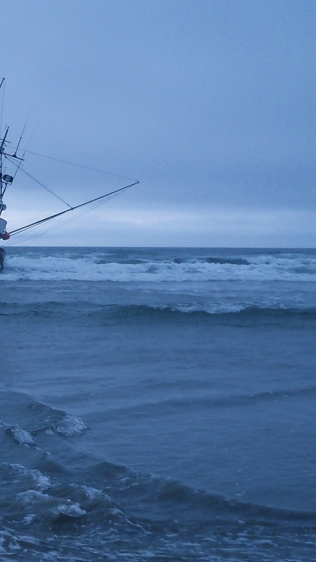 Mädchen im Roten Hemd, Das Tagsüber Auf Meerwasser Steht. Wallpaper in 1080x1920 Resolution