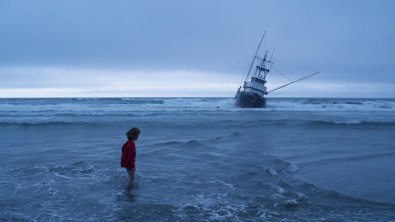 Mädchen im Roten Hemd, Das Tagsüber Auf Meerwasser Steht. Wallpaper in 1366x768 Resolution