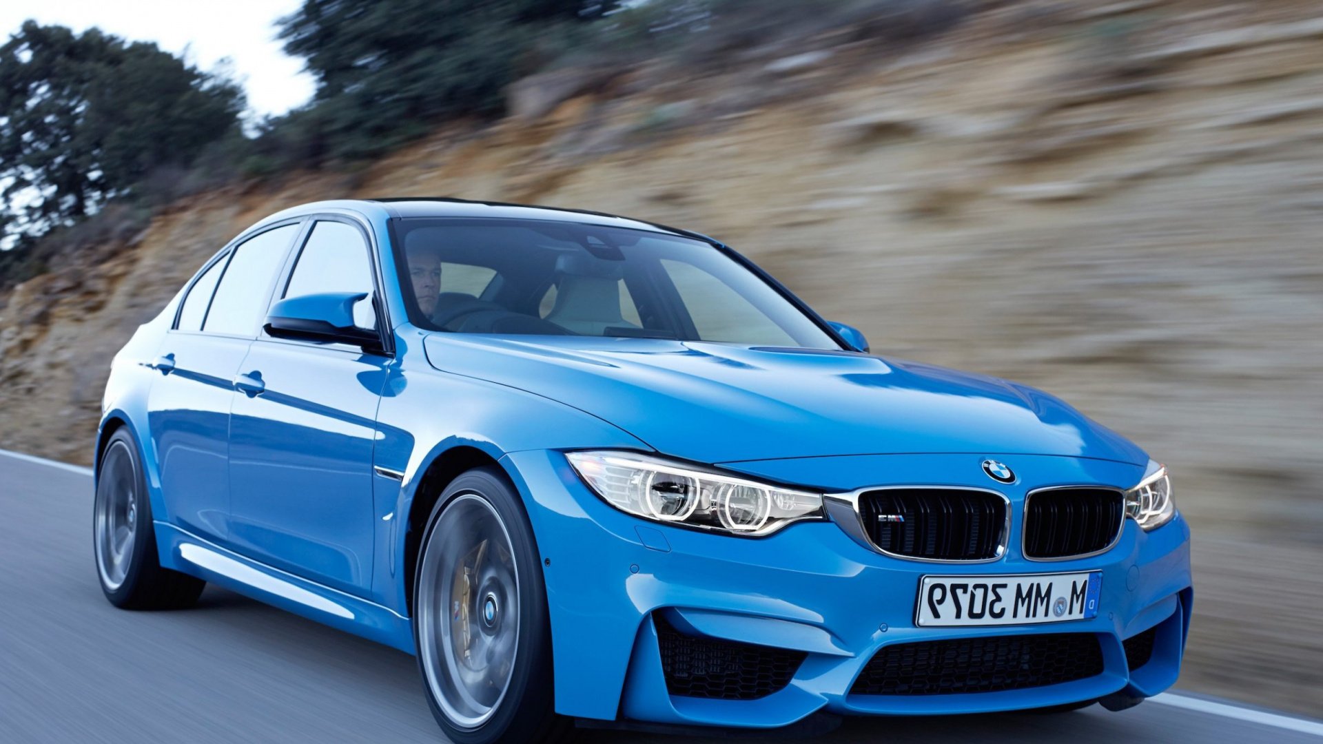 Blauer Bmw m 3 Tagsüber Unterwegs. Wallpaper in 1920x1080 Resolution