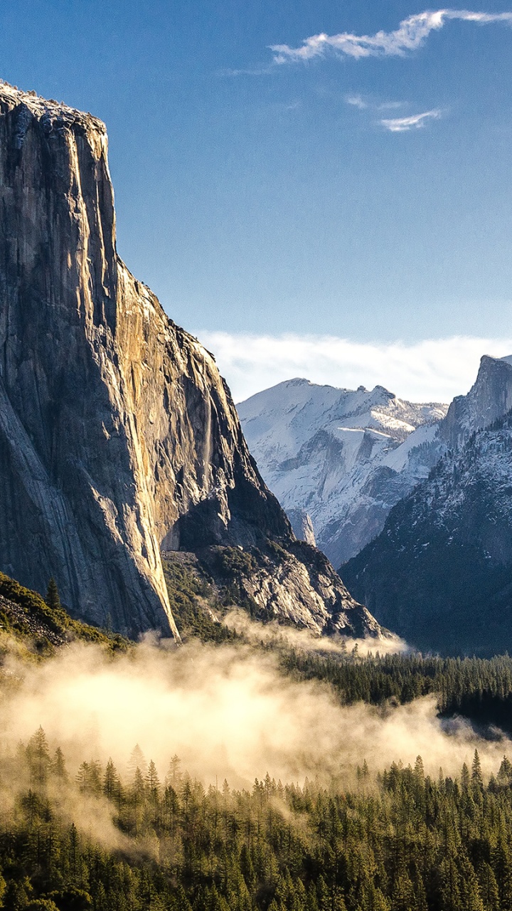 Campo de Hierba Verde Cerca de Las Montañas Bajo un Cielo Azul Durante el Día. Wallpaper in 720x1280 Resolution