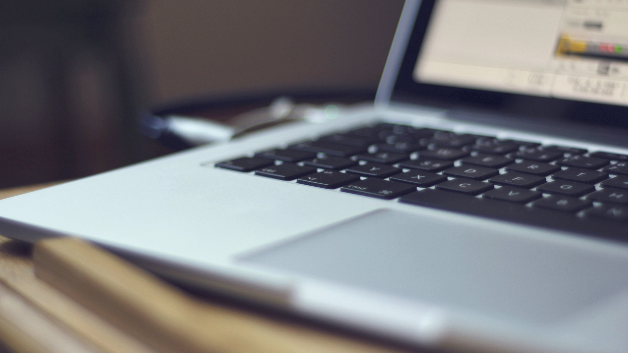 Macbook Pro Sur Table en Bois Marron. Wallpaper in 2560x1440 Resolution