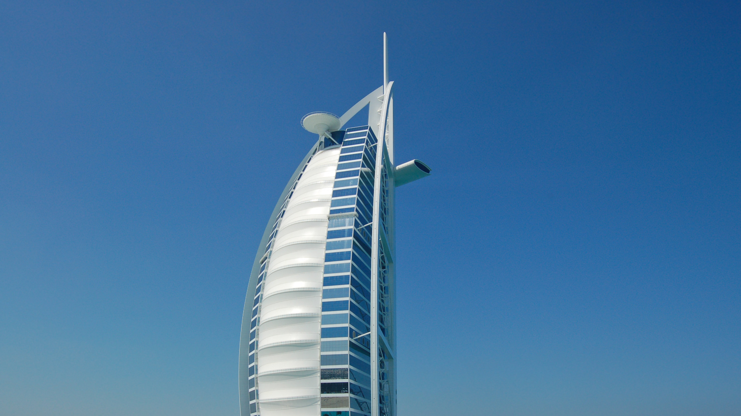 Edificio Blanco y Azul Cerca Del Cuerpo de Agua Durante el Día. Wallpaper in 2560x1440 Resolution