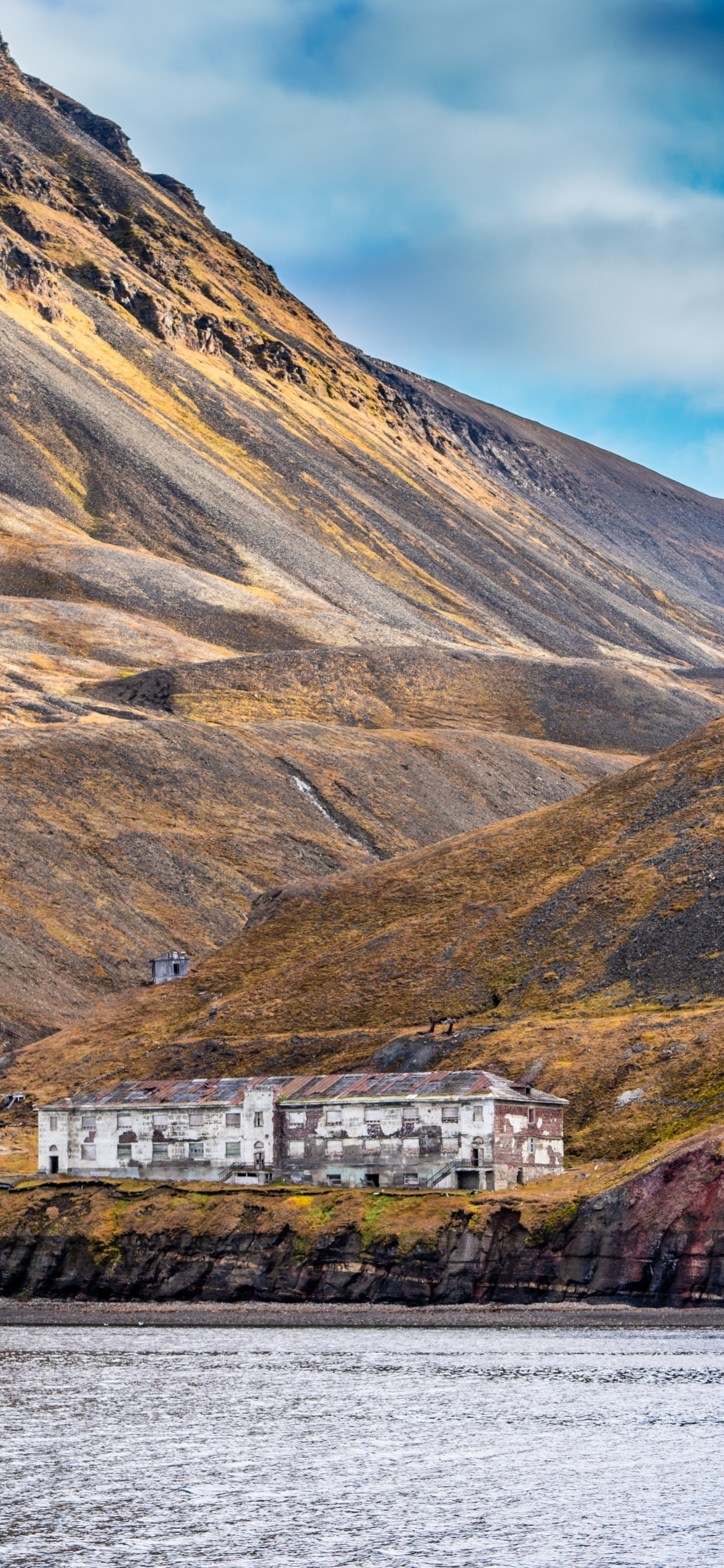 Highland, Barentsburgo, Montaña, Agua, Paisaje Natural. Wallpaper in 1242x2688 Resolution