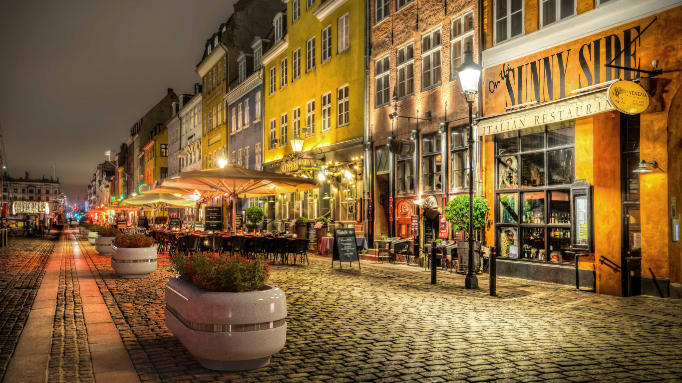 Menschen, Die Nachts Auf Der Straße in Der Nähe Von Gebäuden Gehen. Wallpaper in 1366x768 Resolution