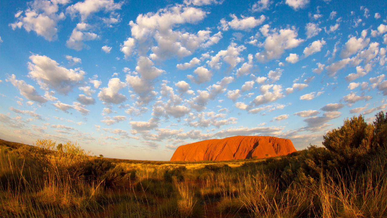 Brauner Berg Unter Blauem Himmel Und Weißen Wolken Tagsüber. Wallpaper in 1280x720 Resolution