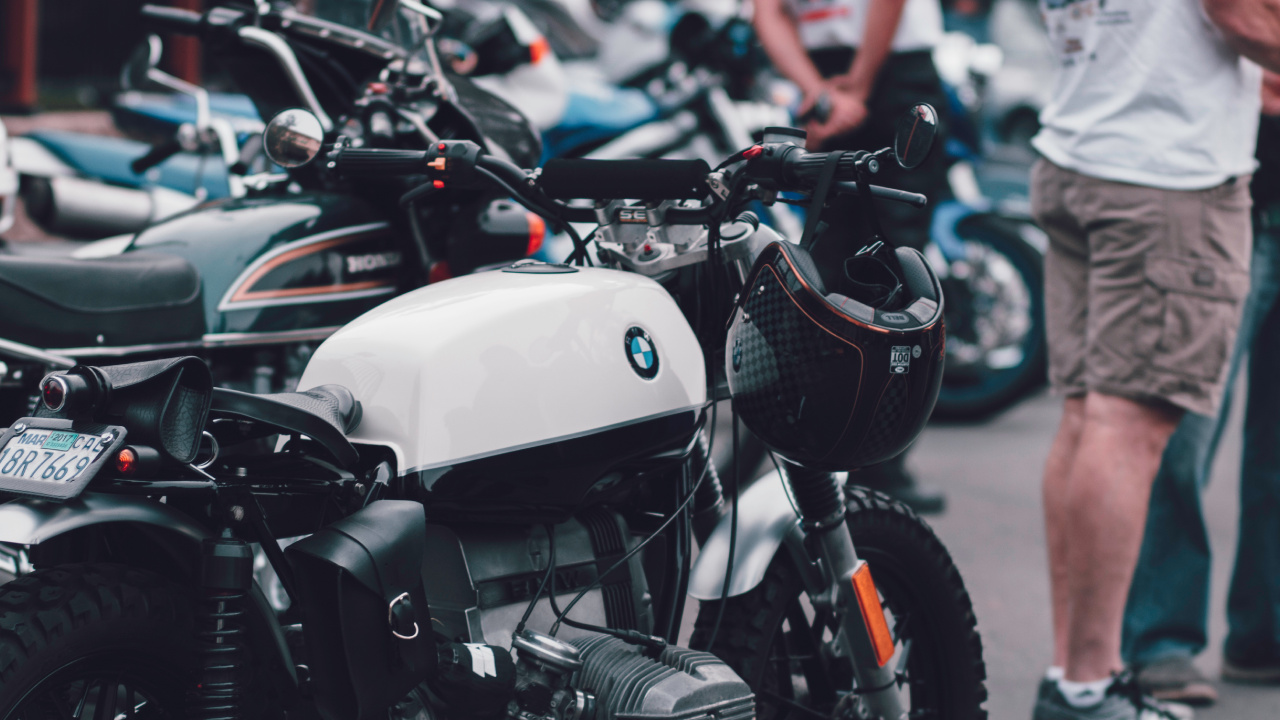 Schwarz-Weiß-Motorrad Tagsüber Unterwegs. Wallpaper in 1280x720 Resolution