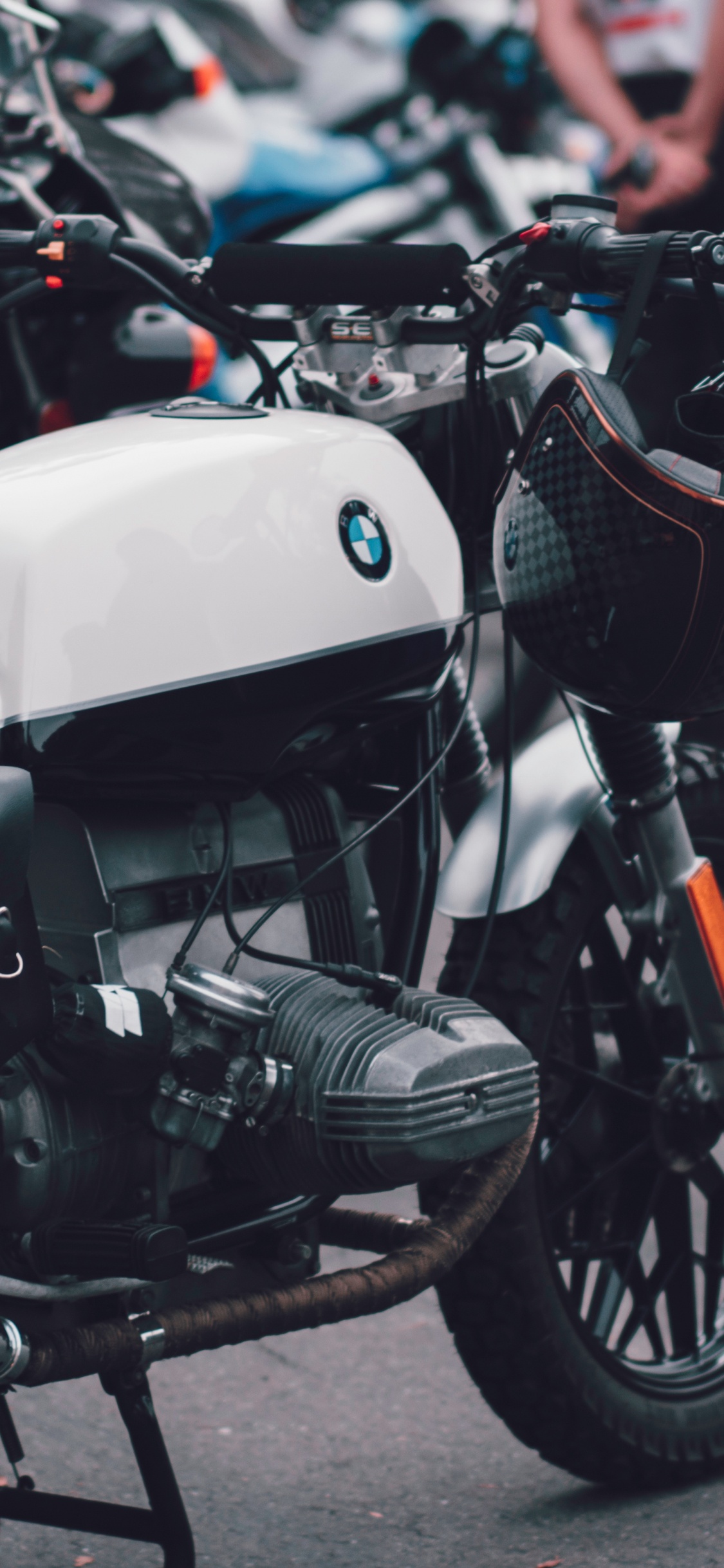 Motocicleta en Blanco y Negro en la Carretera Durante el Día. Wallpaper in 1125x2436 Resolution