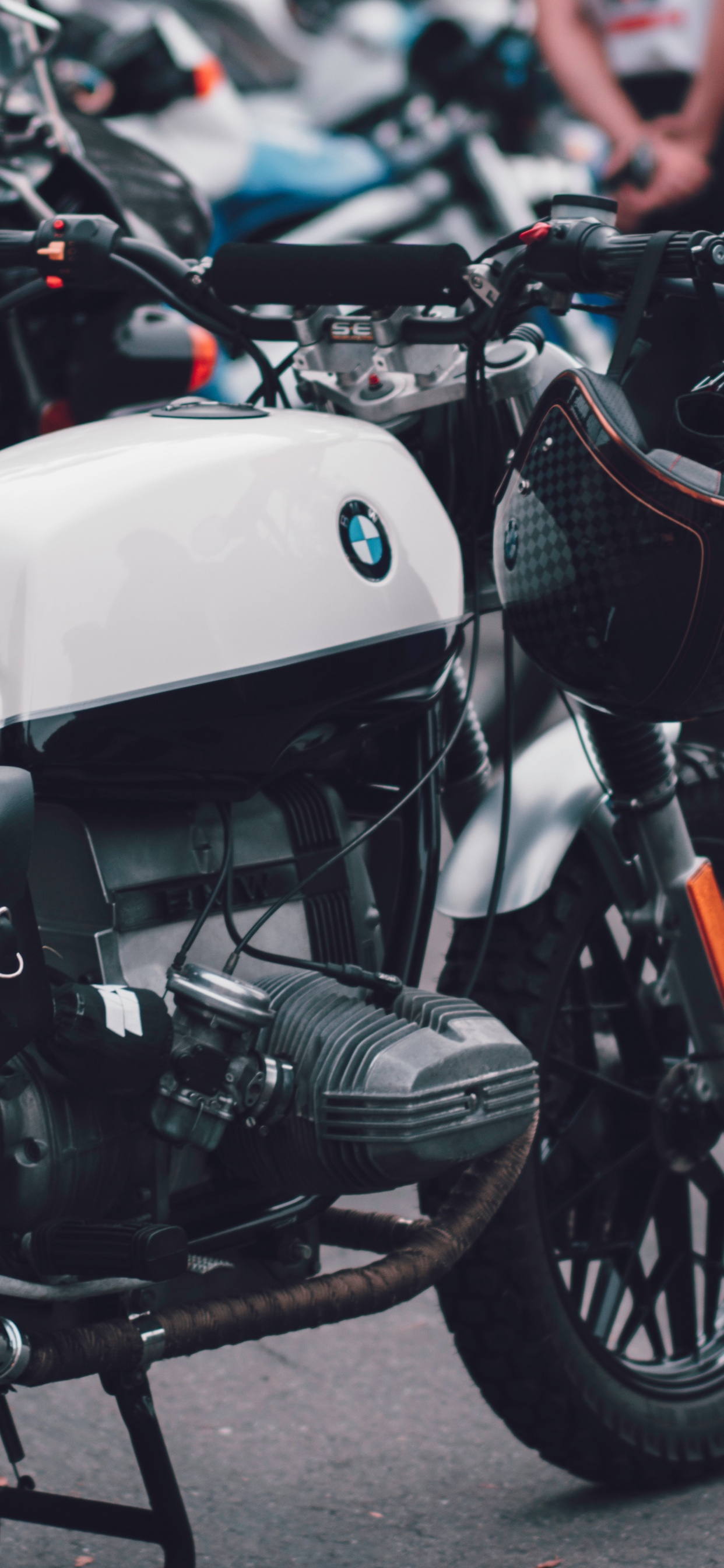 Moto Noir et Blanc Sur Route Pendant la Journée. Wallpaper in 1242x2688 Resolution