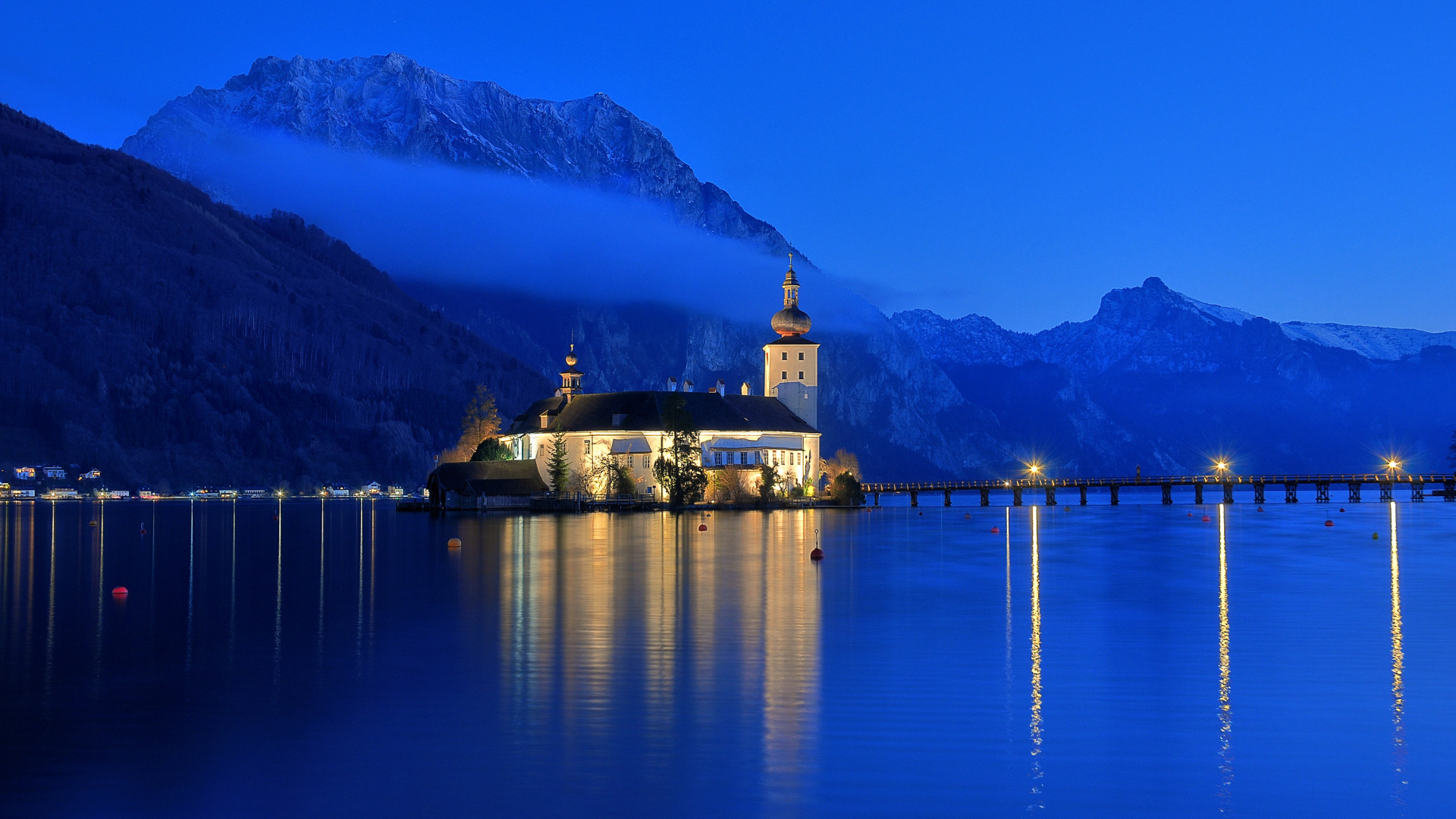 Edificio de Hormigón Blanco y Marrón en el Muelle Cerca de la Montaña Durante el Día. Wallpaper in 1920x1080 Resolution