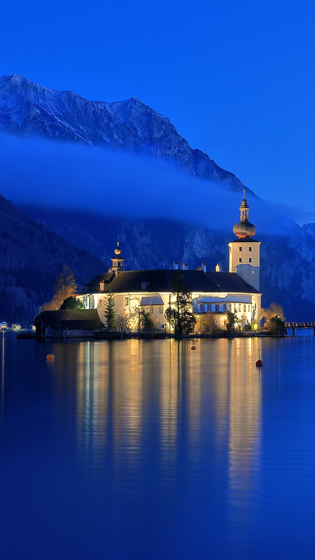 Weißes Und Braunes Betongebäude am Dock in Der Nähe Des Berges Tagsüber. Wallpaper in 1080x1920 Resolution