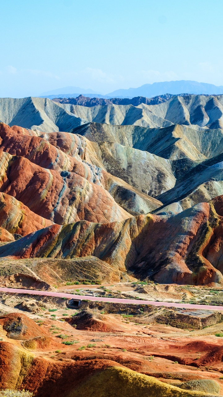 Montañas Marrones y Grises Bajo un Cielo Azul Durante el Día. Wallpaper in 720x1280 Resolution
