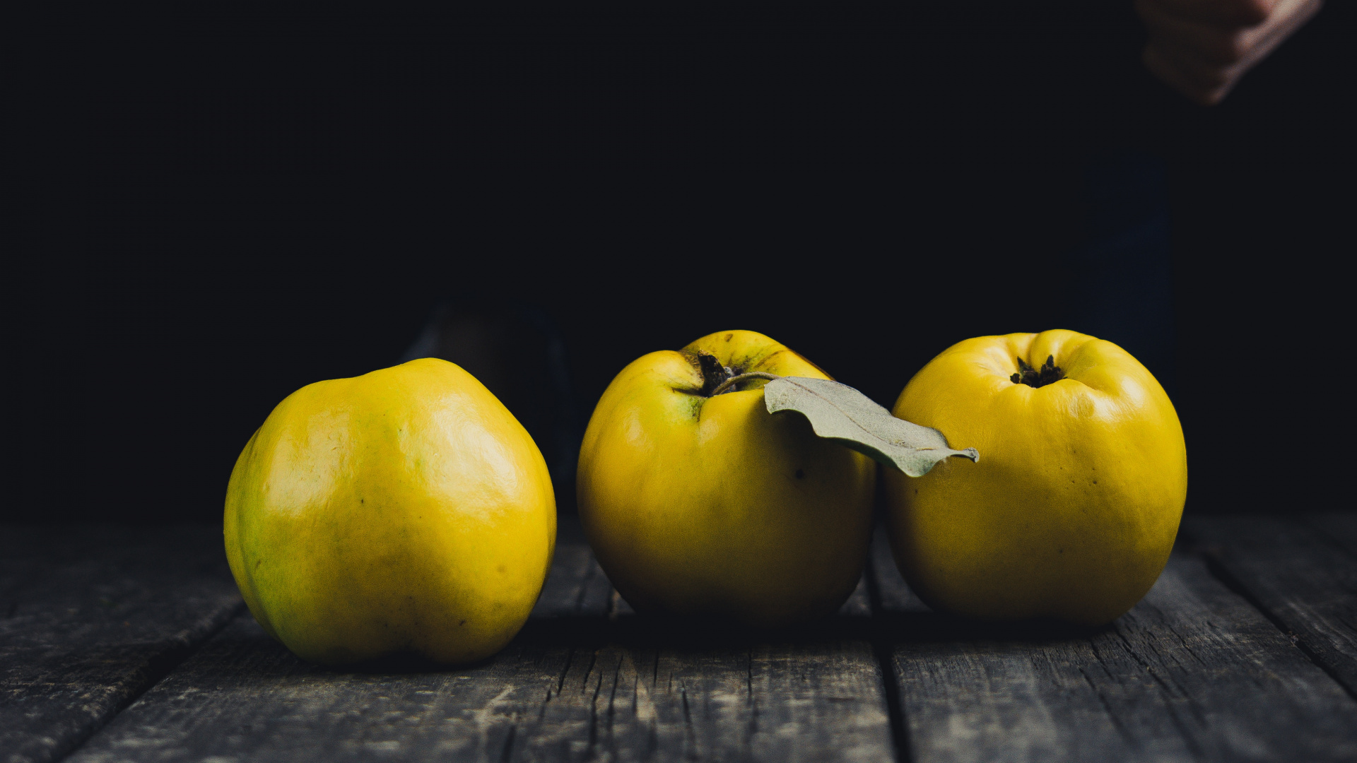 Manzana Amarilla Sobre Mesa de Madera Negra. Wallpaper in 1920x1080 Resolution