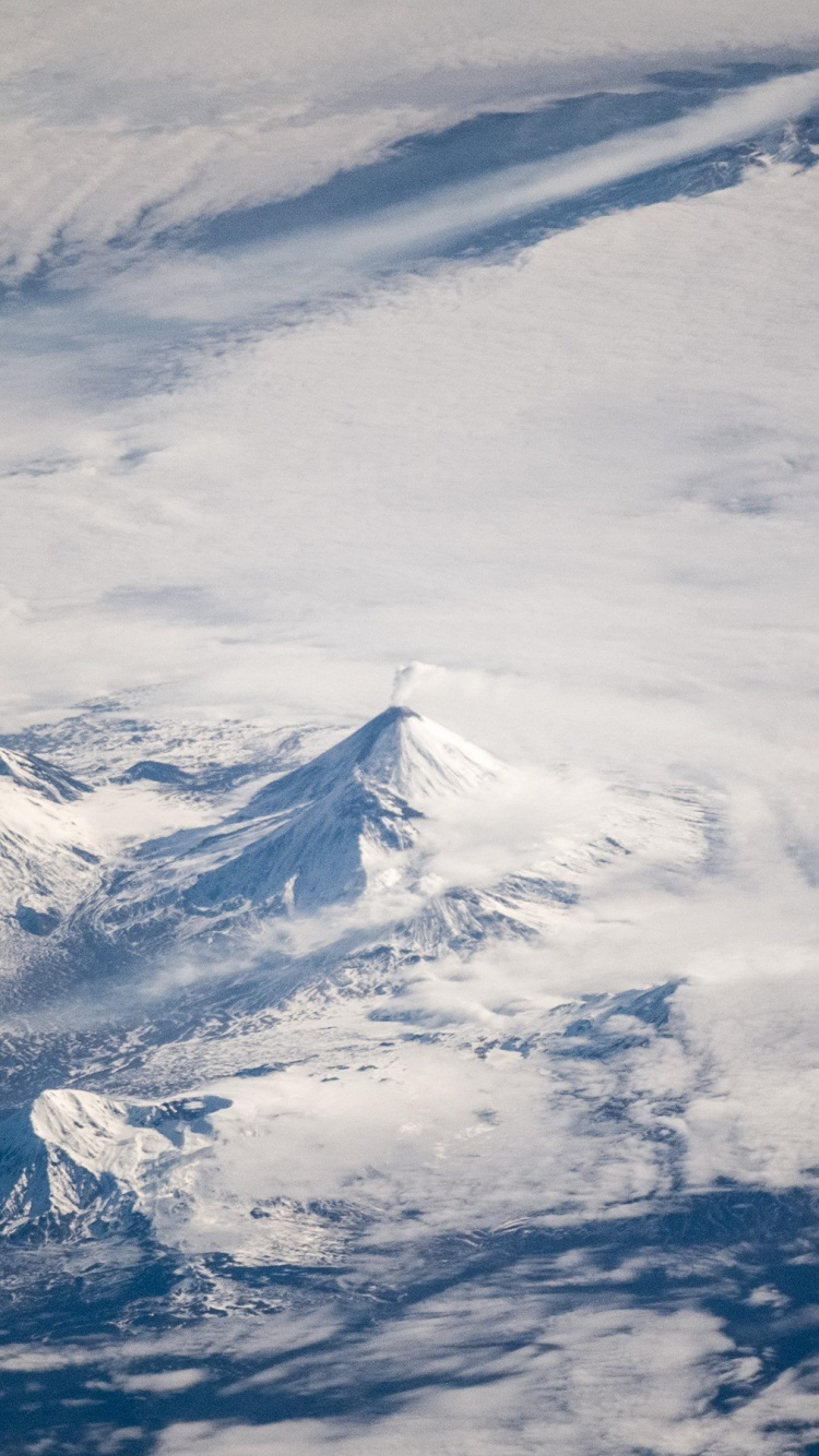 Montagne Couverte de Neige Sous un Ciel Nuageux Pendant la Journée. Wallpaper in 750x1334 Resolution