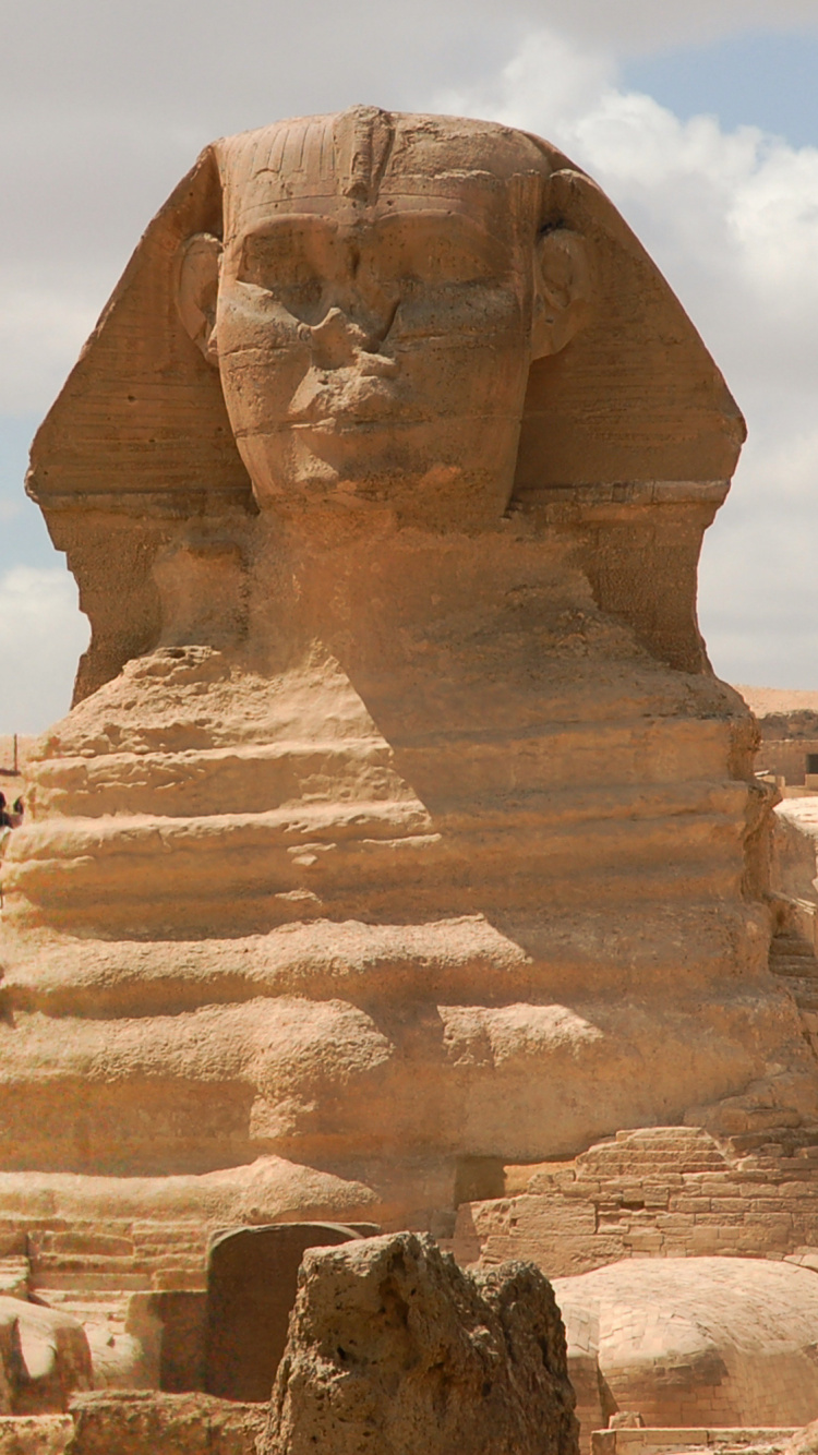 Leute, Die Tagsüber Auf Der Straße in Der Nähe Der Pyramide Gehen. Wallpaper in 750x1334 Resolution