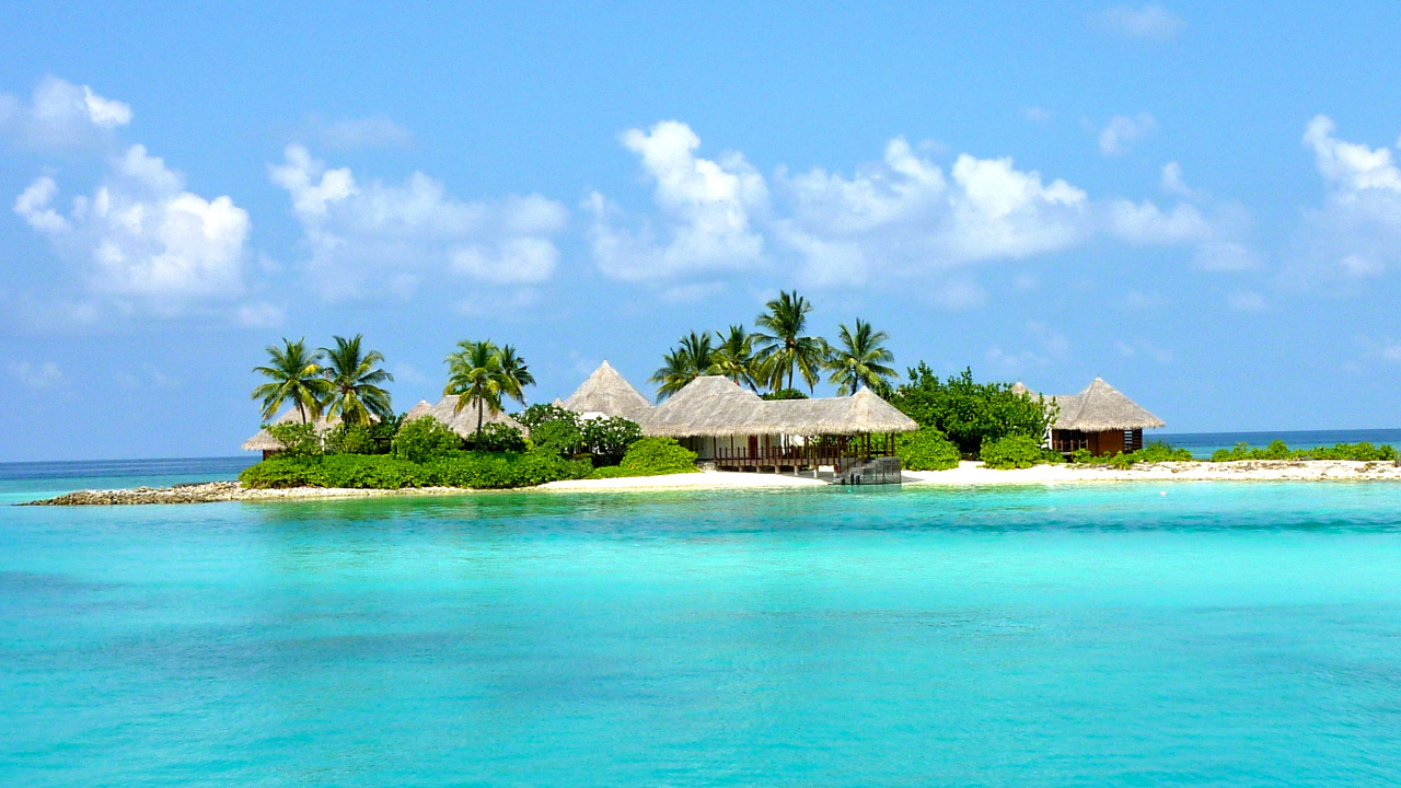 Maison en Bois Brune Sur la Mer Verte Sous le Ciel Bleu Pendant la Journée. Wallpaper in 1280x720 Resolution