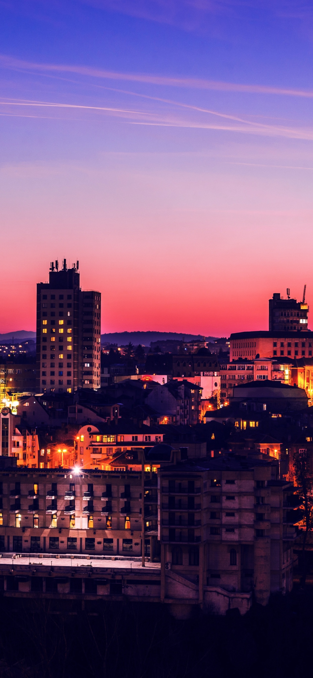 Horizon de la Ville Pendant la Nuit. Wallpaper in 1242x2688 Resolution