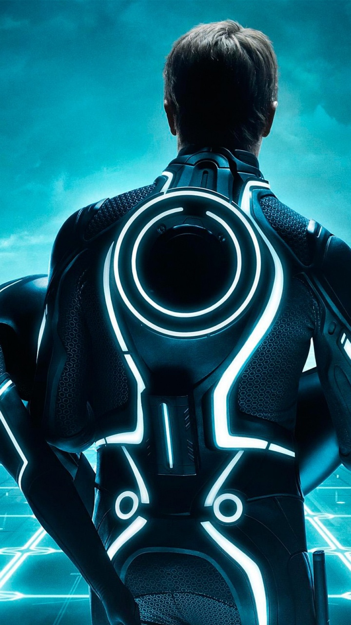 Persona Con Máscara Negra de Pie en la Piscina. Wallpaper in 720x1280 Resolution