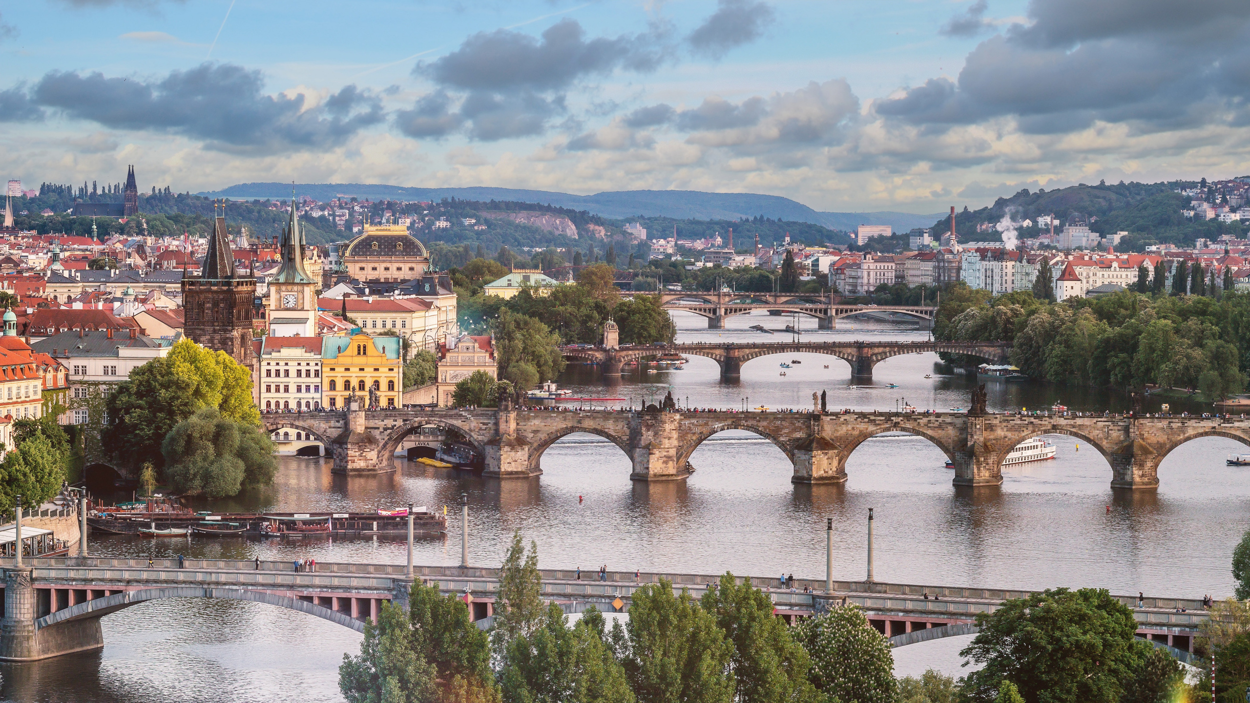 Brown Concrete Bridge Over River During Daytime. Wallpaper in 2560x1440 Resolution
