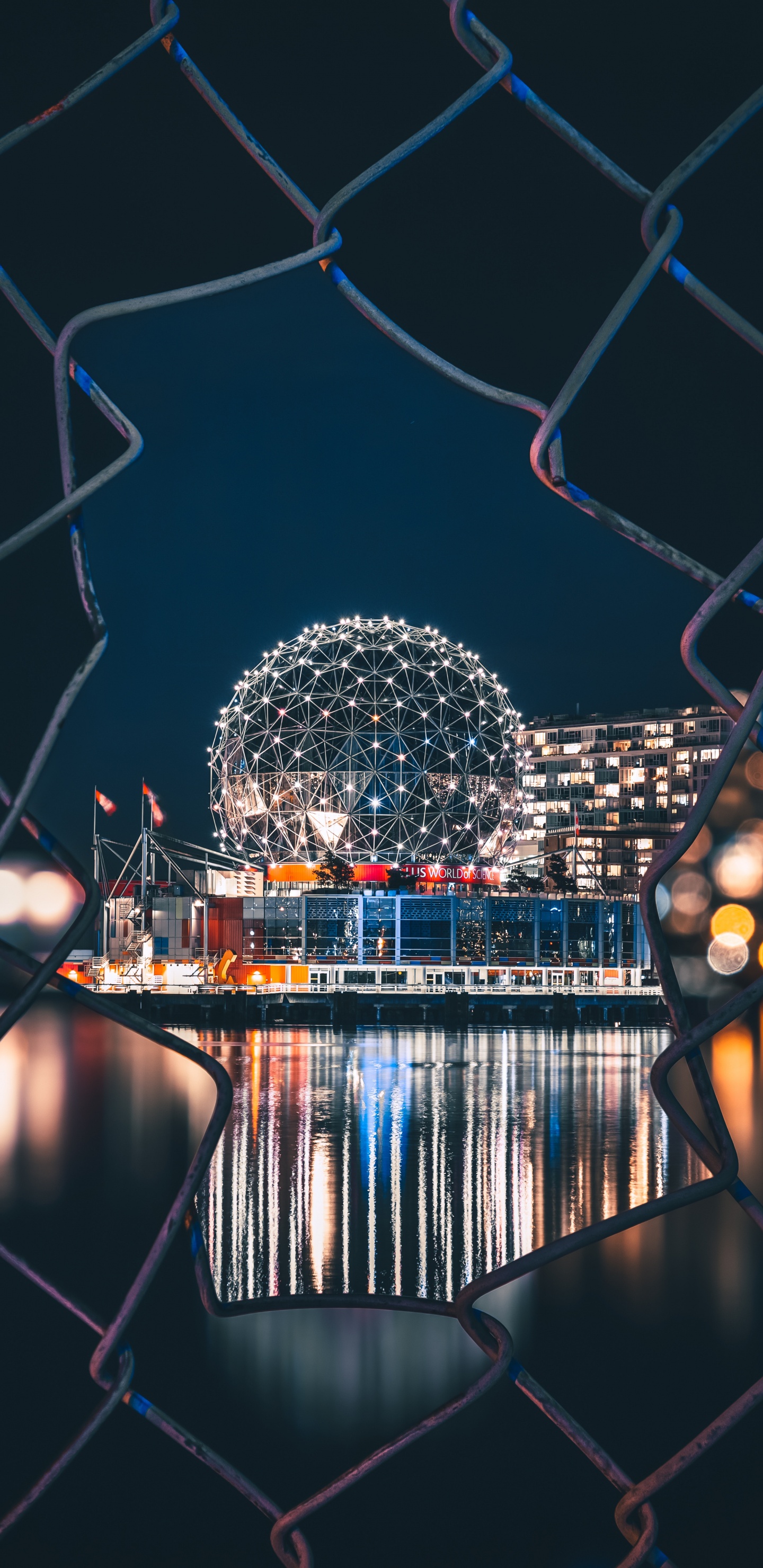 Grauer Maschendrahtzaun Aus Metall. Wallpaper in 1440x2960 Resolution