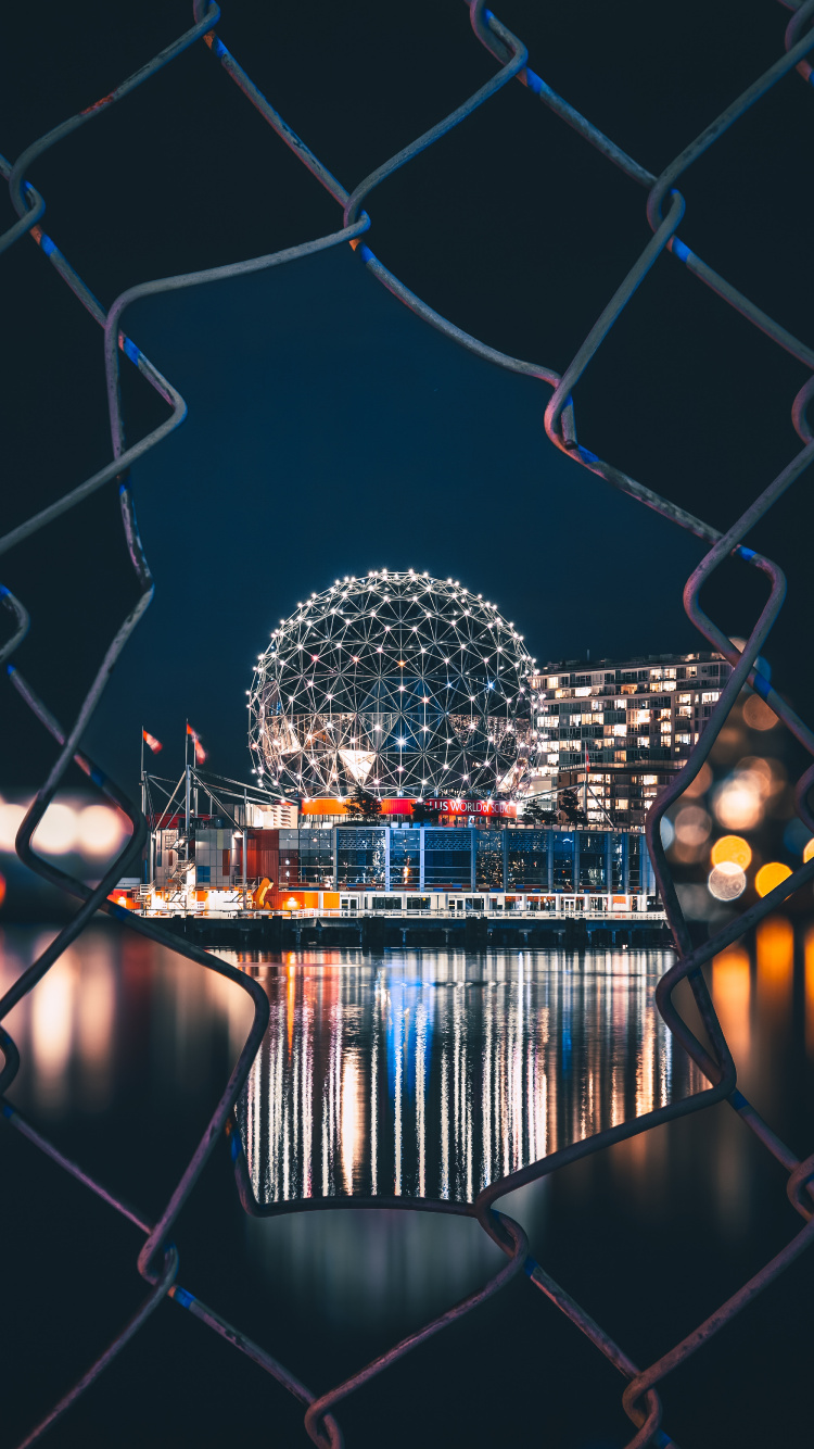 Grauer Maschendrahtzaun Aus Metall. Wallpaper in 750x1334 Resolution