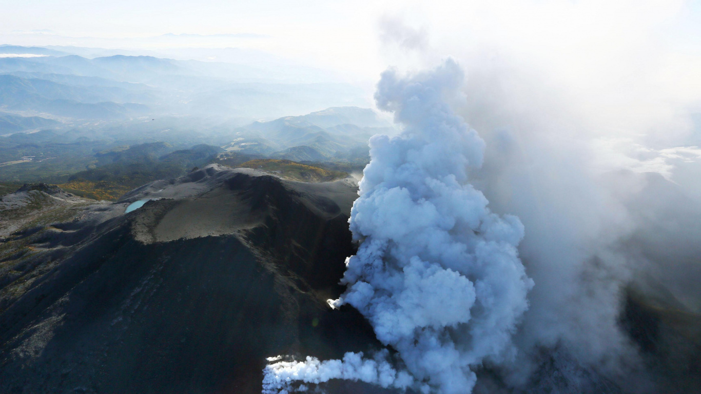 Weißer Rauch Kommt Vom Berg. Wallpaper in 1366x768 Resolution