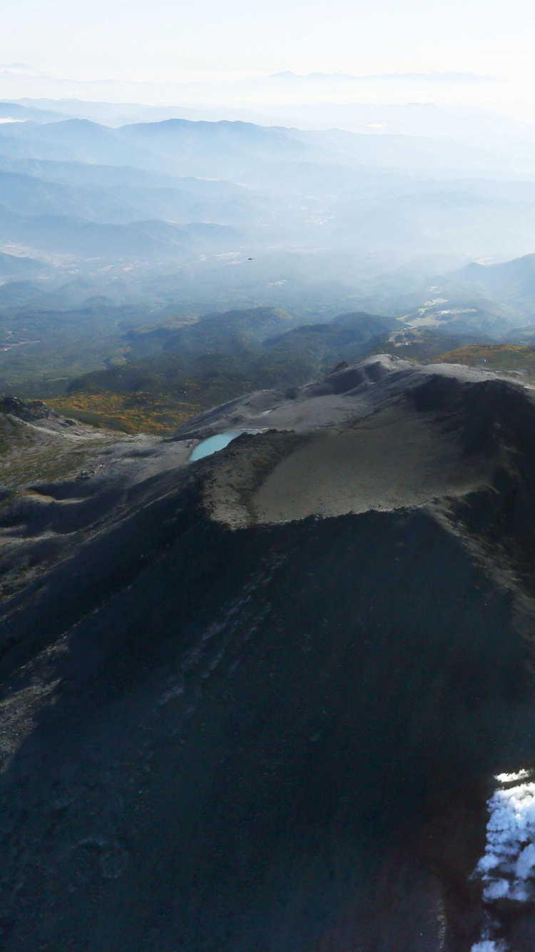 Weißer Rauch Kommt Vom Berg. Wallpaper in 750x1334 Resolution