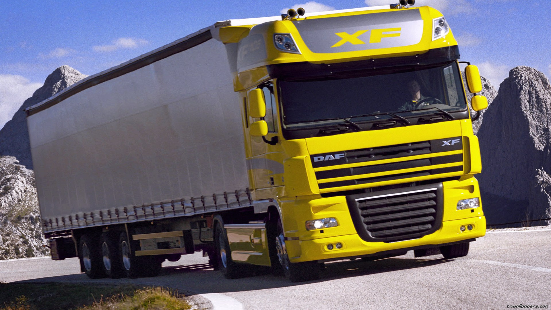 Gelb-weißer LKW Tagsüber Unterwegs. Wallpaper in 1920x1080 Resolution