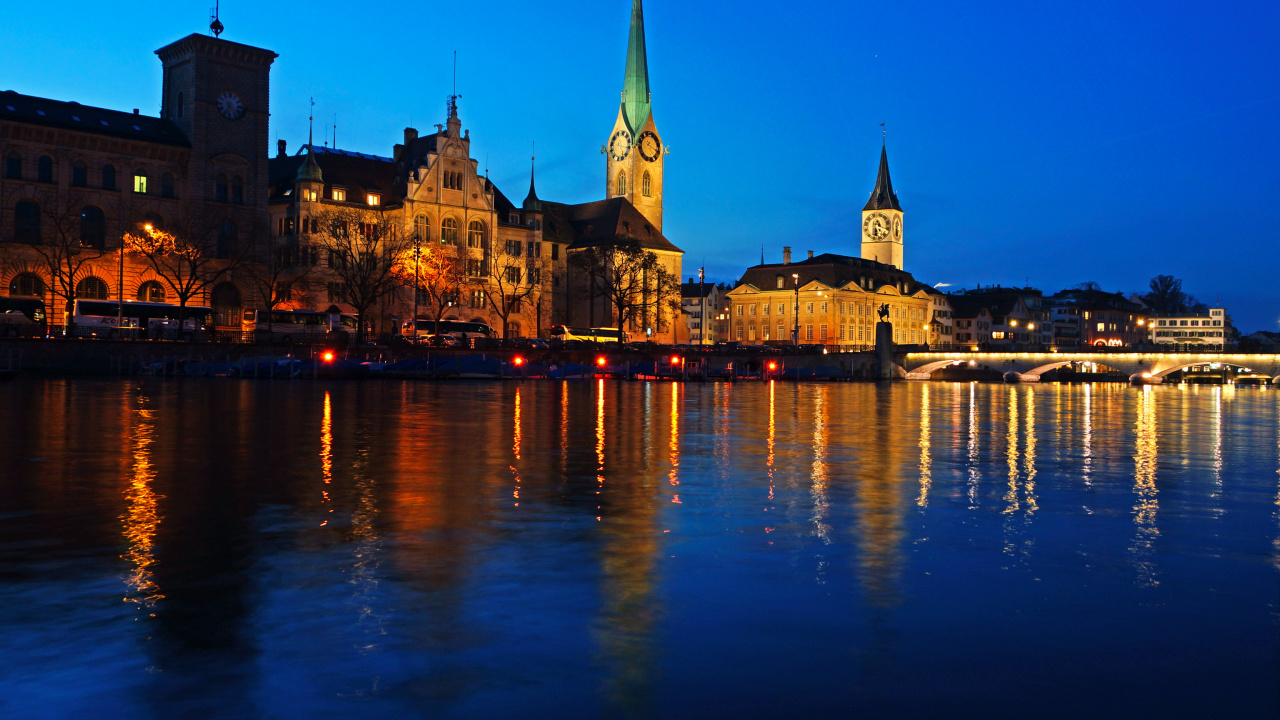 Braunes Und Grünes Betongebäude in Der Nähe Eines Gewässers Während Der Nacht. Wallpaper in 1280x720 Resolution