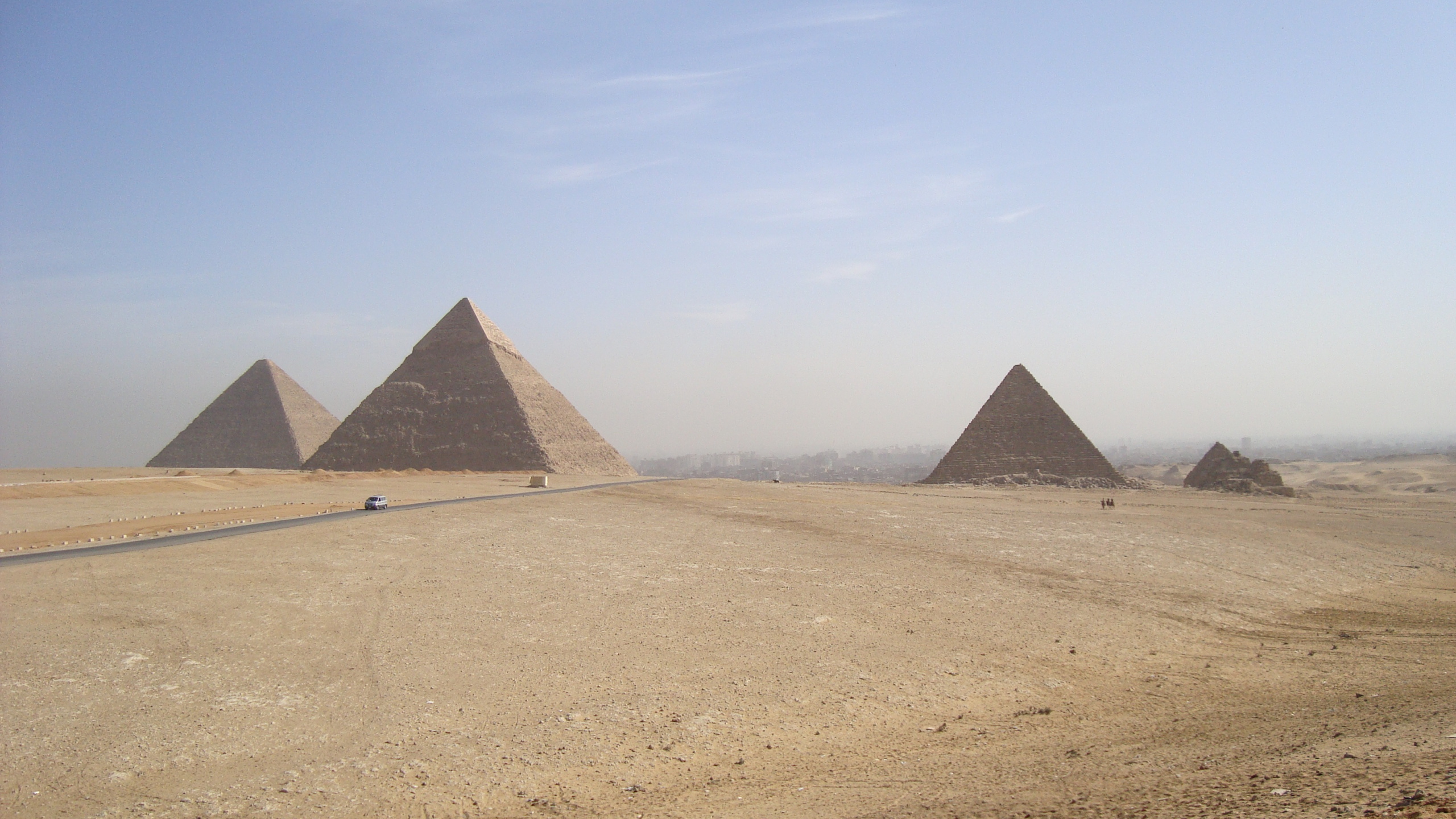 Brown Pyramid Under Blue Sky During Daytime. Wallpaper in 2560x1440 Resolution