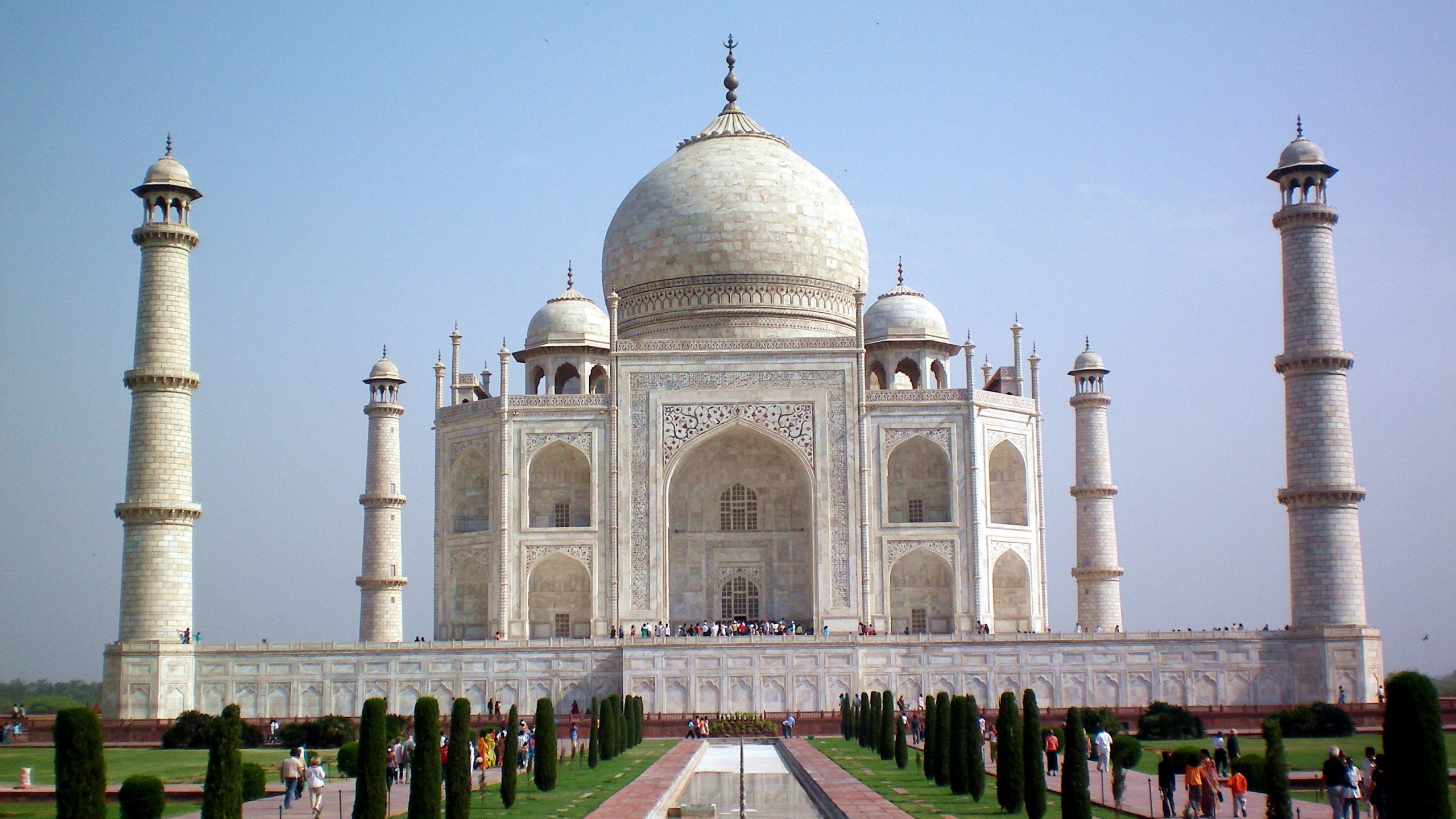 Personnes Marchant Sur un Bâtiment en Béton Blanc Pendant la Journée. Wallpaper in 2560x1440 Resolution