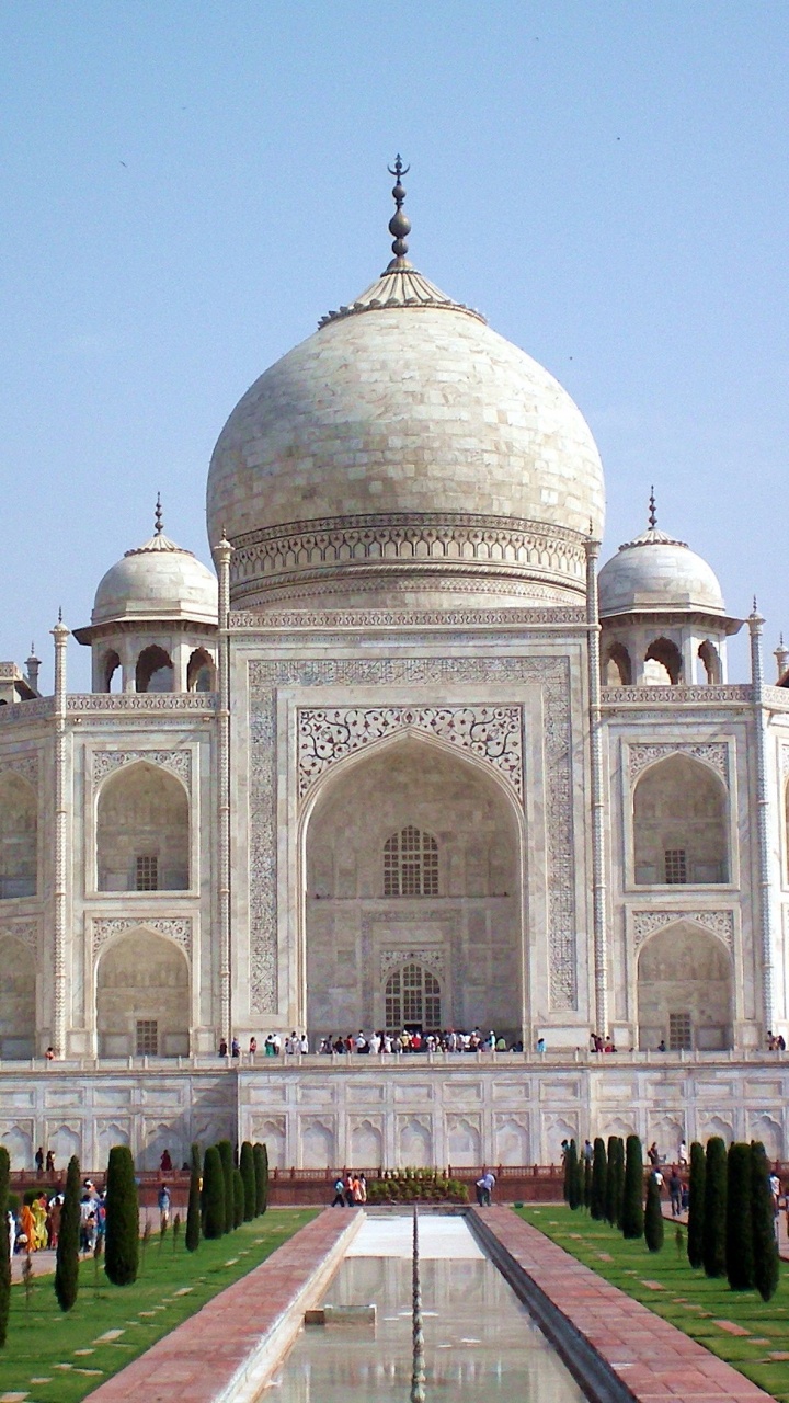 Personnes Marchant Sur un Bâtiment en Béton Blanc Pendant la Journée. Wallpaper in 720x1280 Resolution
