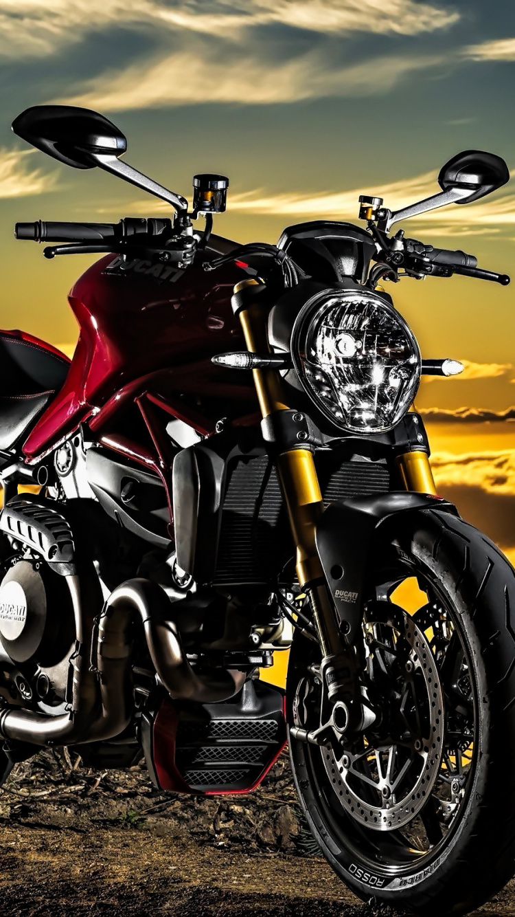 Moto Rouge et Noire Sur Champ Brun Pendant le Coucher du Soleil. Wallpaper in 750x1334 Resolution