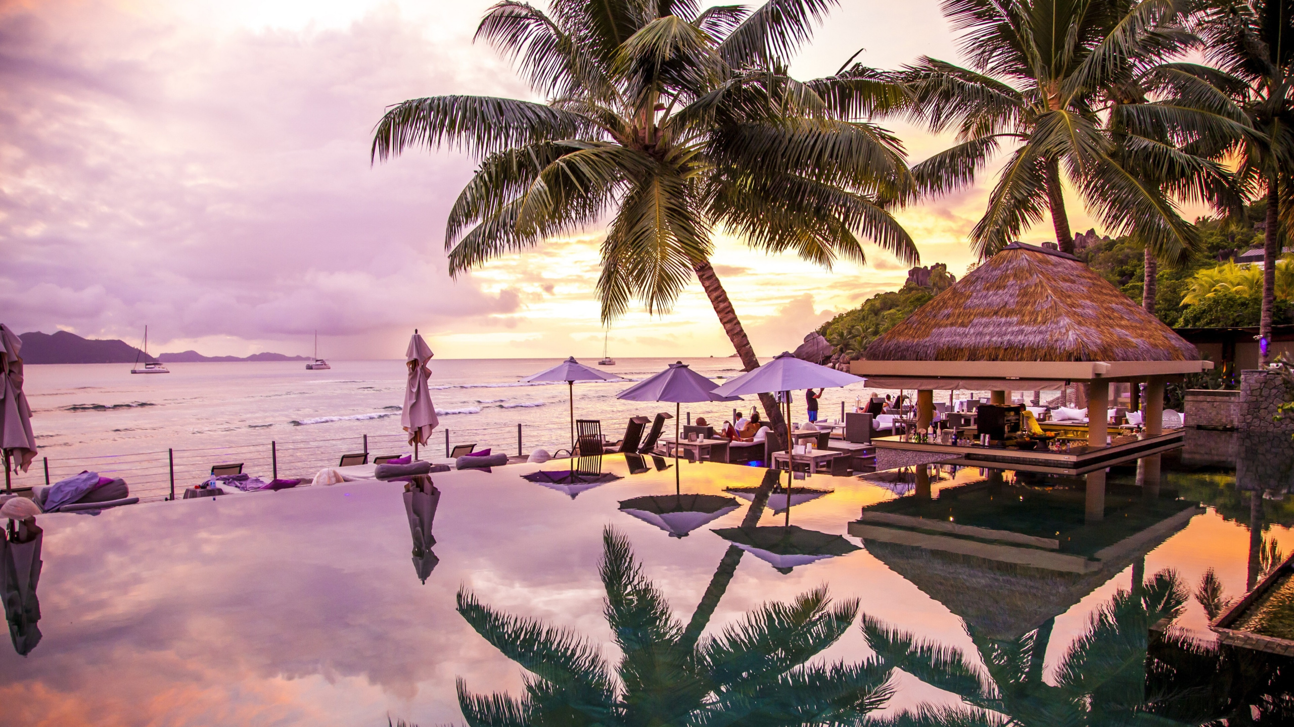 Mann in Schwarzem Hemd Und Grauer Hose, Der Tagsüber am Strand Spazieren Geht. Wallpaper in 2560x1440 Resolution