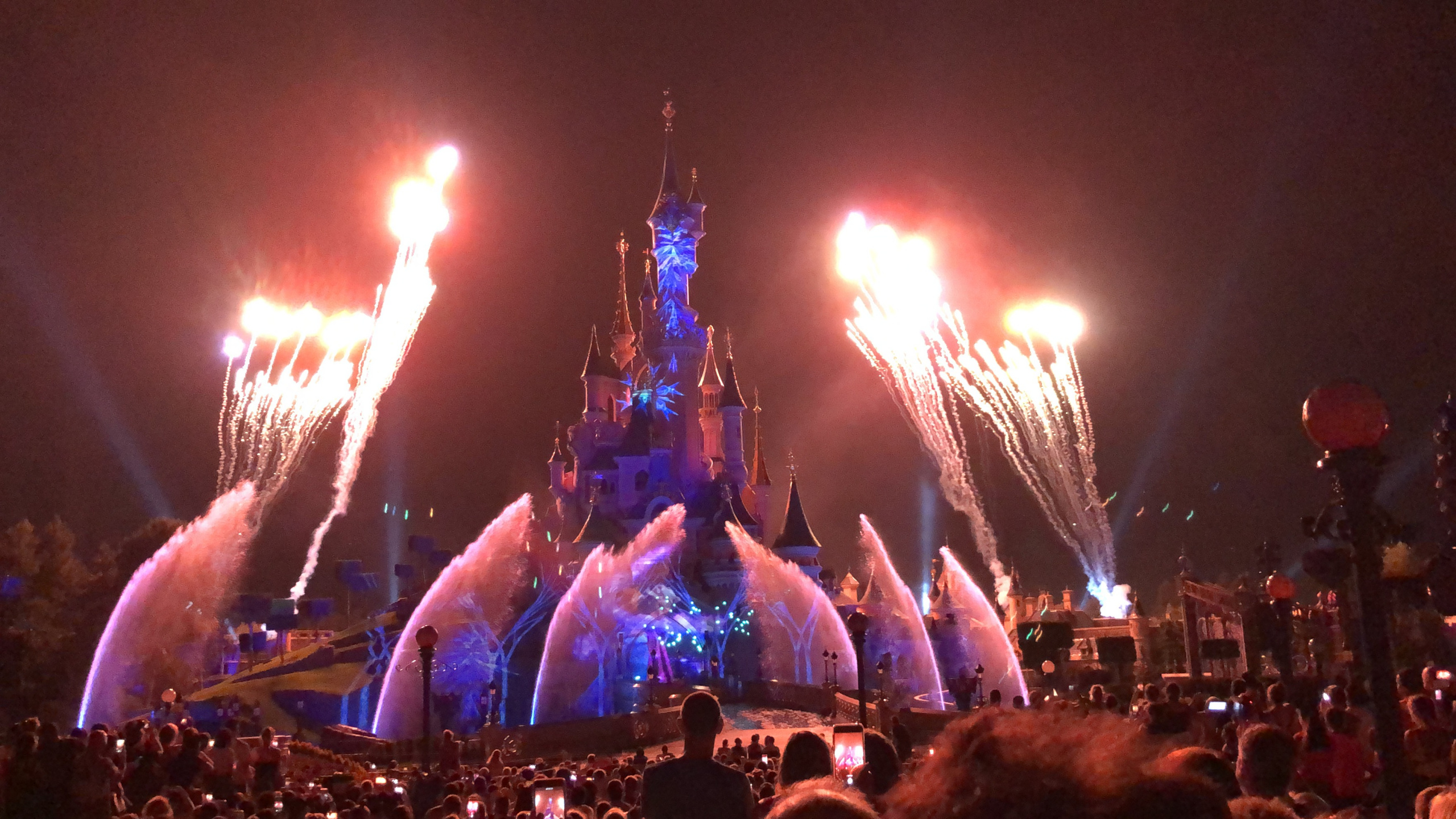 Disneyland, Foule, Concert de Rock, Gens, Événement. Wallpaper in 2560x1440 Resolution