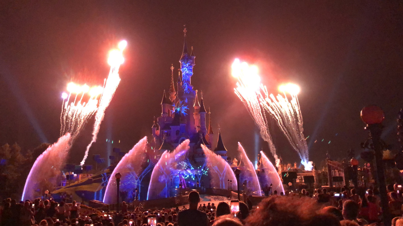 Disneyland, Multitud, Concierto de Rock, Personas, Evento. Wallpaper in 1280x720 Resolution