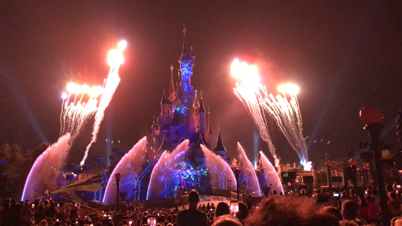 Disneyland, Multitud, Concierto de Rock, Personas, Evento. Wallpaper in 1366x768 Resolution