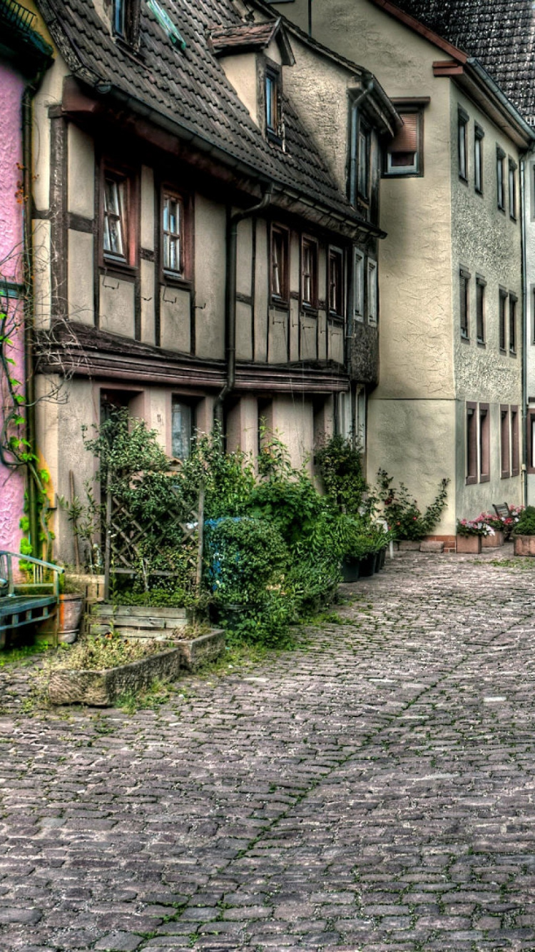 Chemin de Brique Brune Entre Les Maisons Pendant la Journée. Wallpaper in 750x1334 Resolution