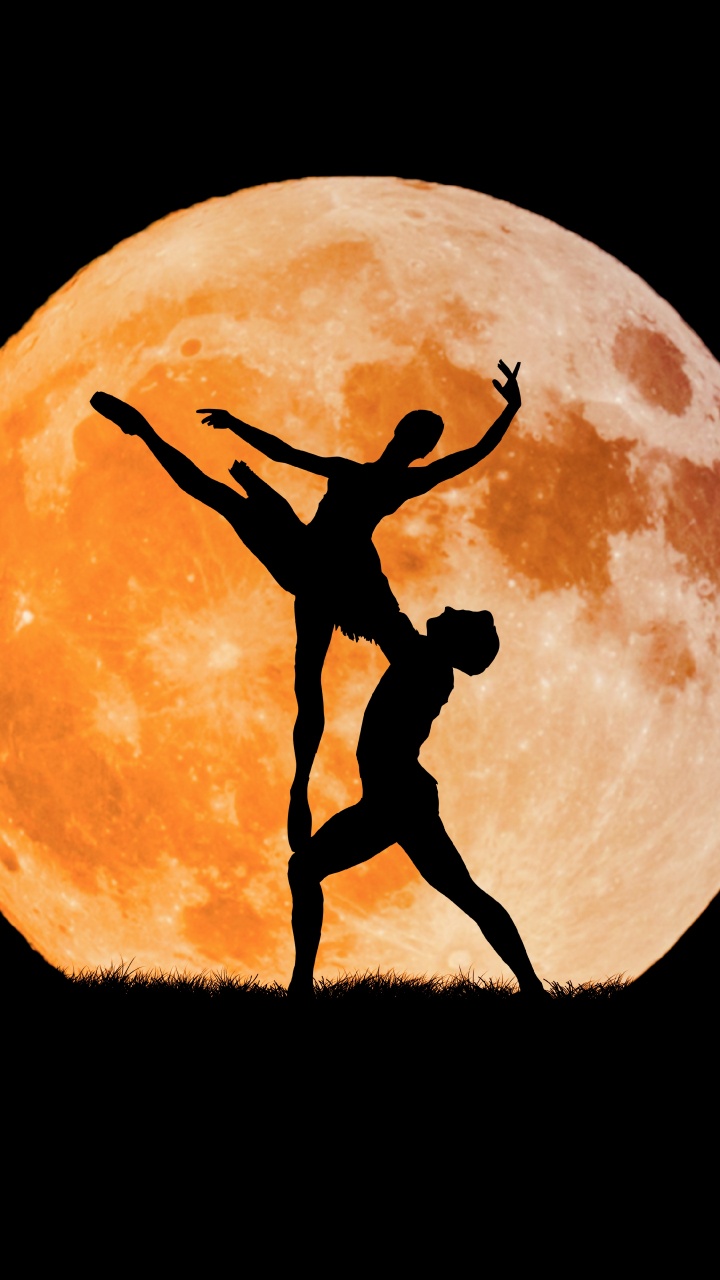 Silhouette of Man and Woman Kissing Under Moon. Wallpaper in 720x1280 Resolution