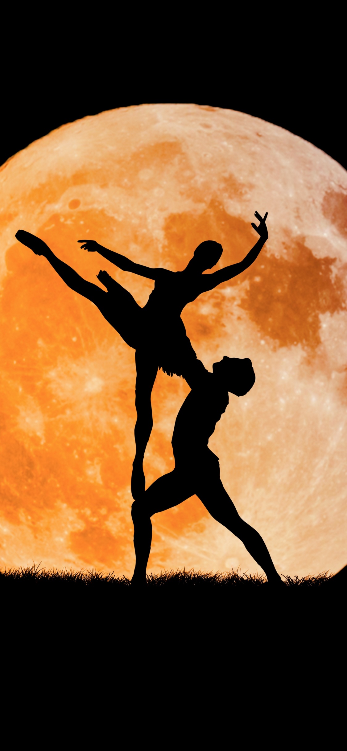 Silhouette D'homme et de Femme S'embrassant Sous la Lune. Wallpaper in 1125x2436 Resolution