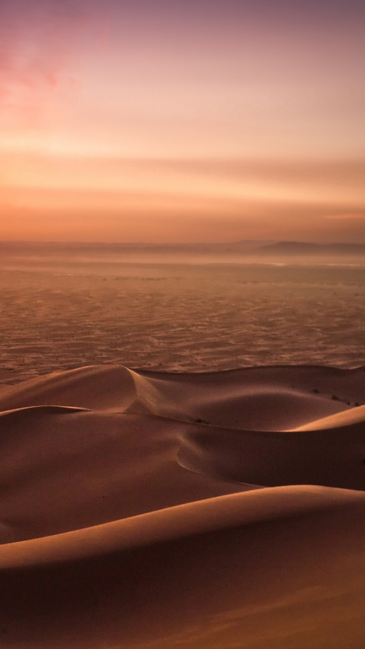 Tagsüber Weißer Sand Unter Bewölktem Himmel. Wallpaper in 750x1334 Resolution