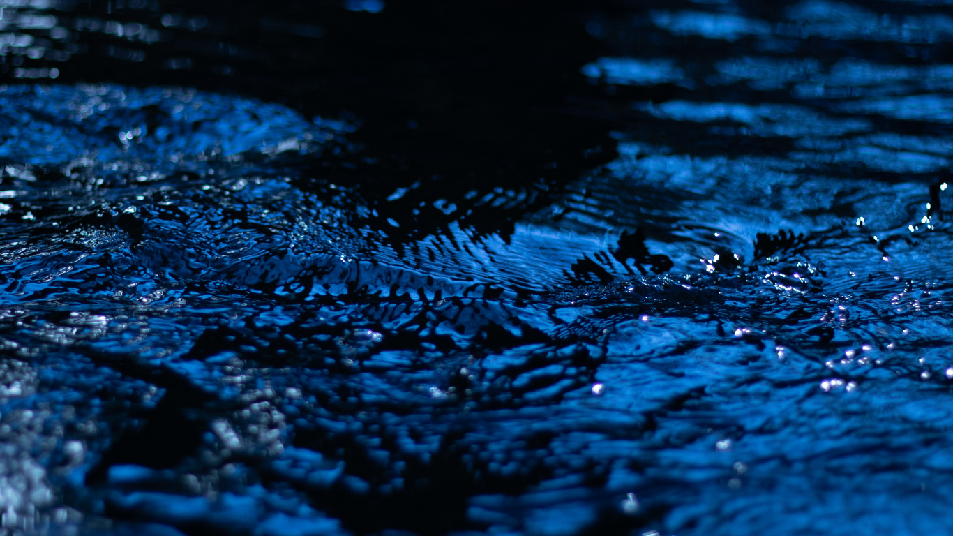 Gotas de Agua en el Cuerpo de Agua. Wallpaper in 1366x768 Resolution