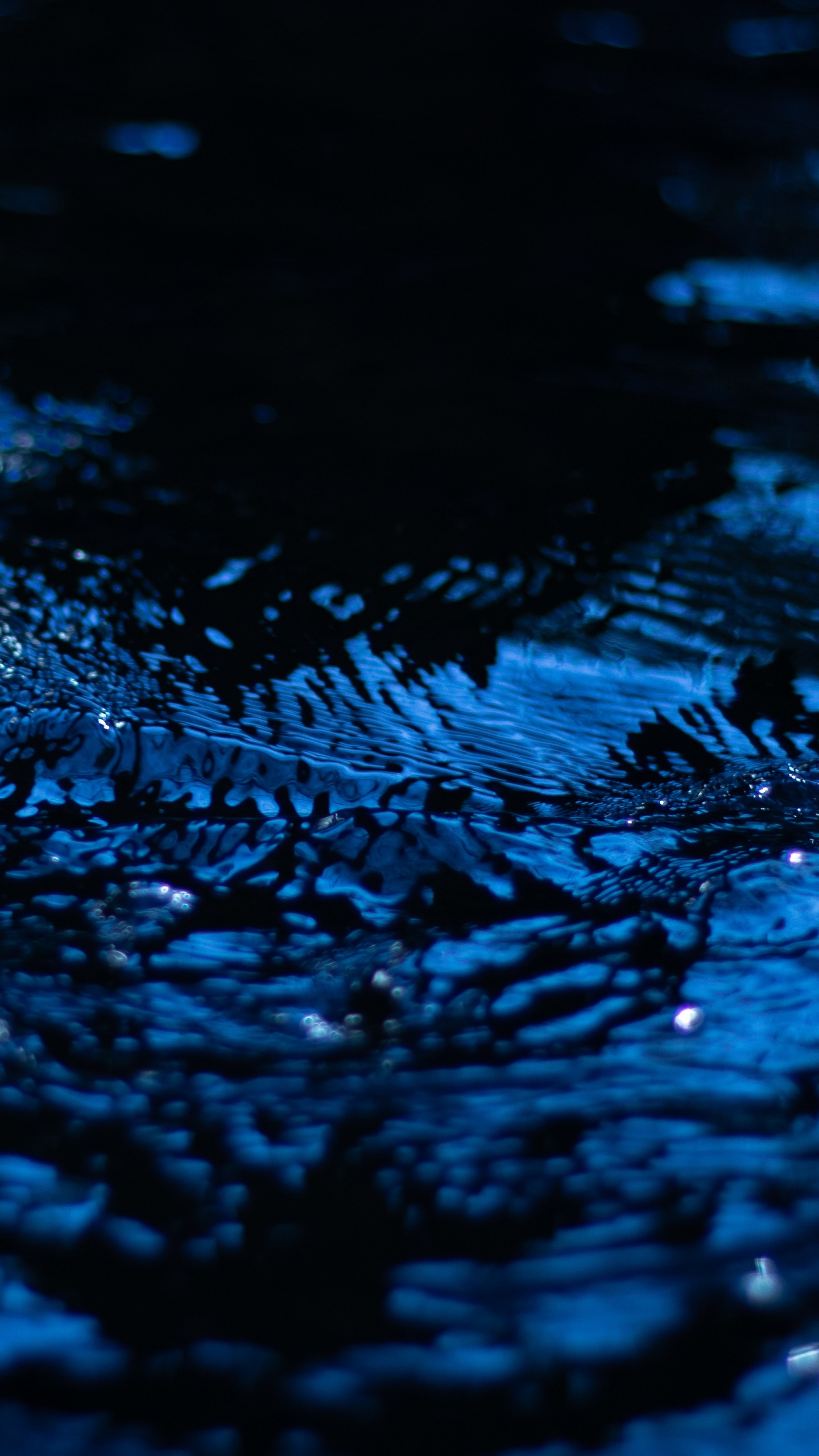 Gotas de Agua en el Cuerpo de Agua. Wallpaper in 1440x2560 Resolution