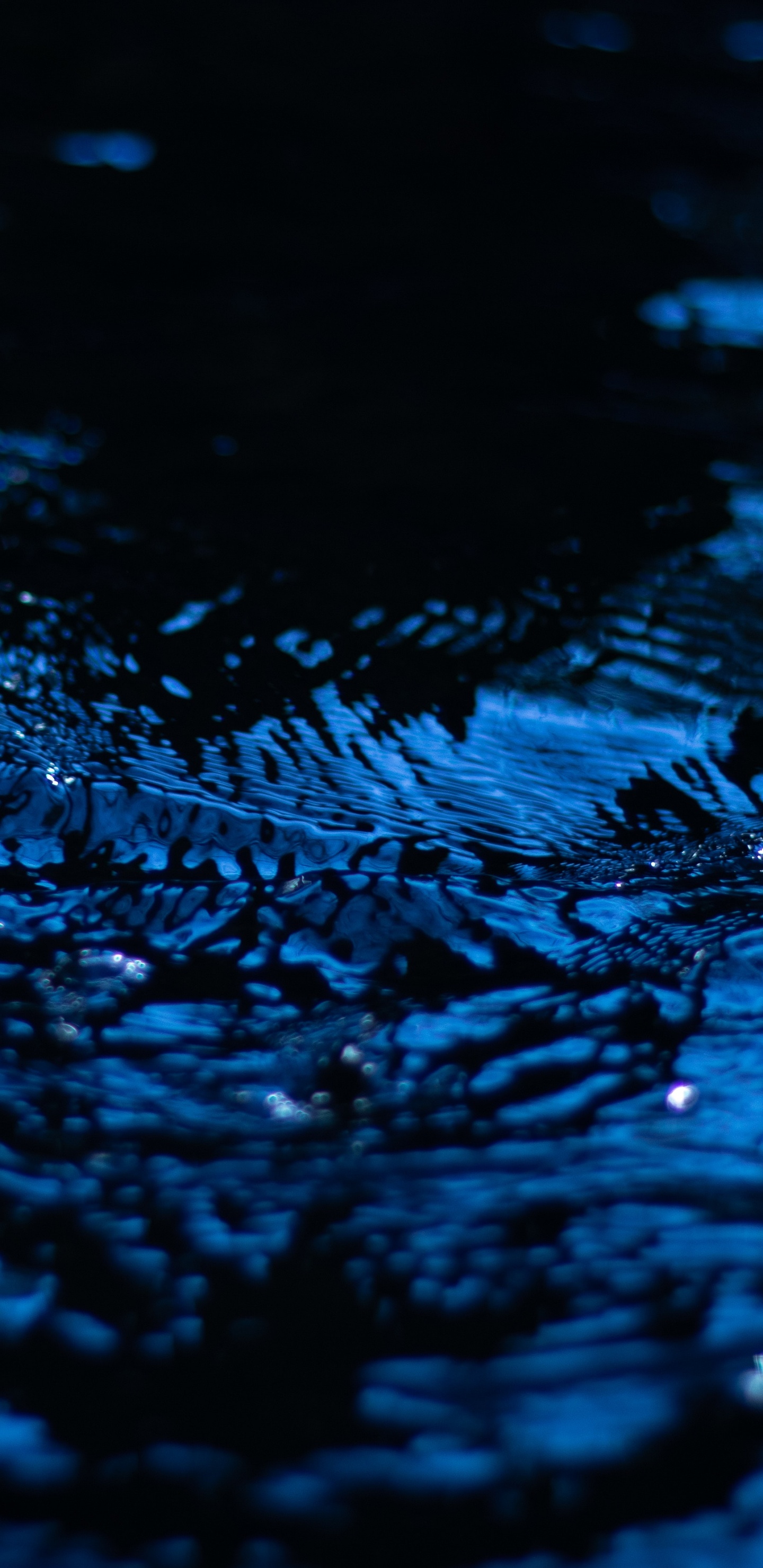 Gotas de Agua en el Cuerpo de Agua. Wallpaper in 1440x2960 Resolution