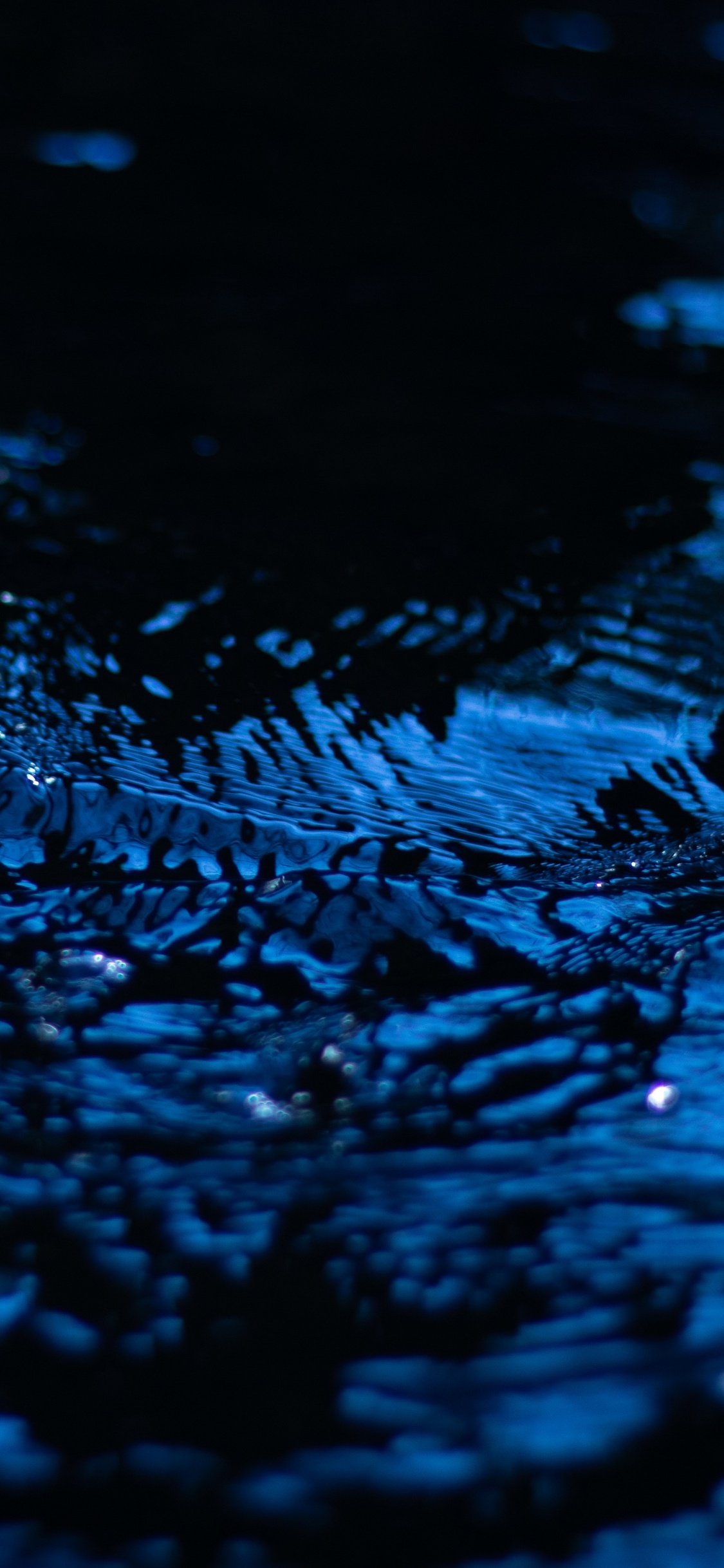 Gouttes D'eau Sur le Plan D'eau. Wallpaper in 1125x2436 Resolution