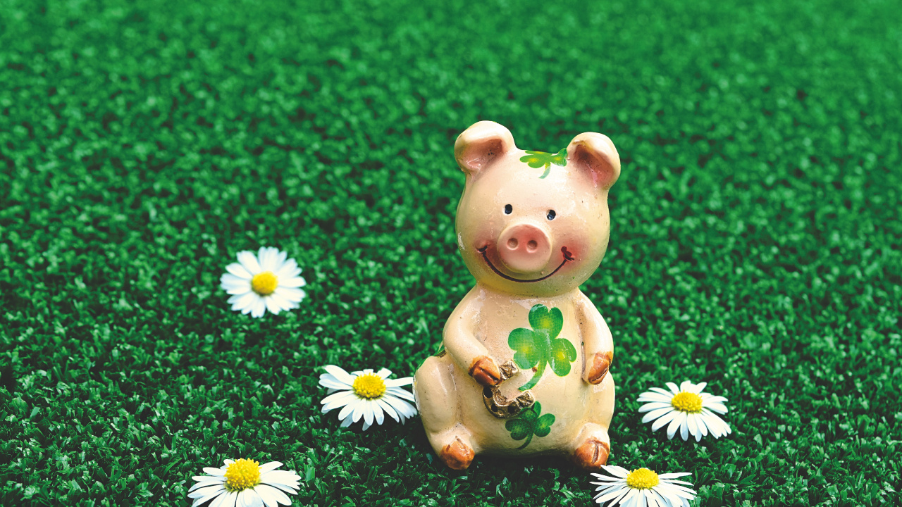 Figurine en Céramique de Cochon Rose Sur Terrain D'herbe Verte. Wallpaper in 1280x720 Resolution