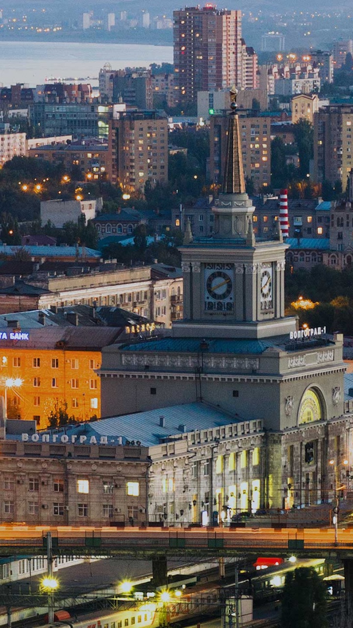 Ville Avec Des Immeubles de Grande Hauteur Pendant la Nuit. Wallpaper in 720x1280 Resolution