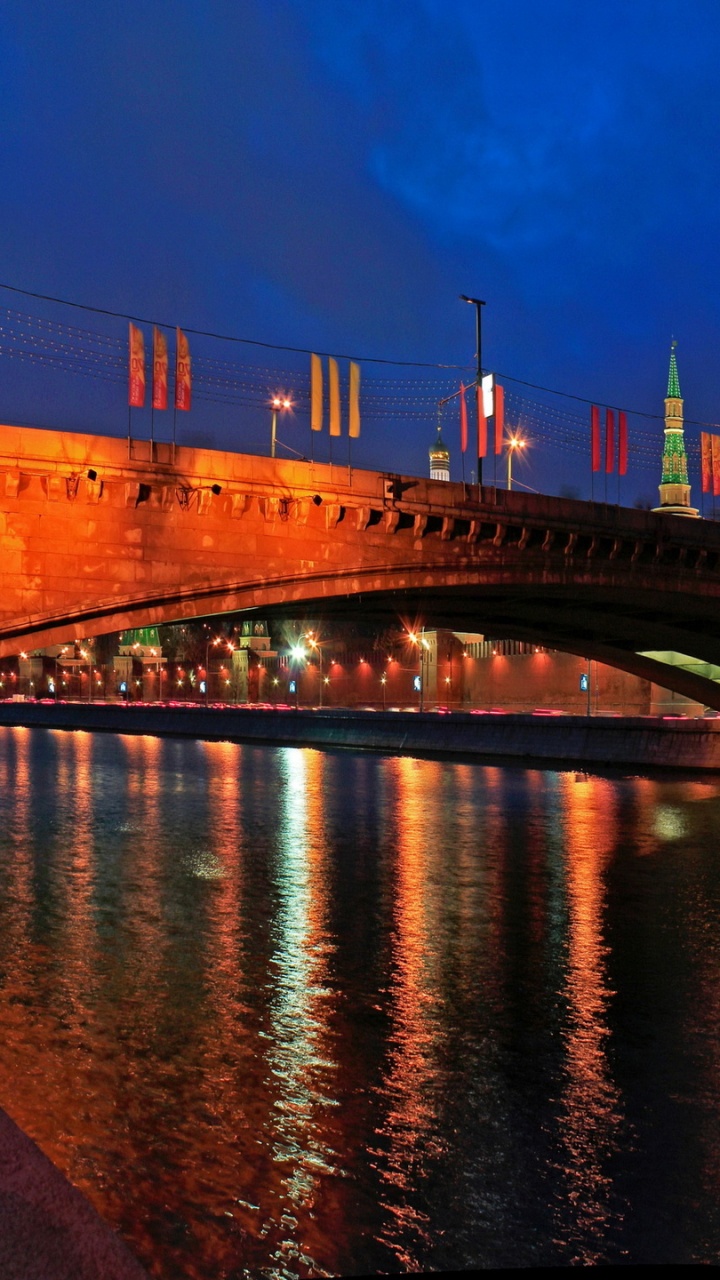 Pont Brun Sur la Rivière Pendant la Nuit. Wallpaper in 720x1280 Resolution
