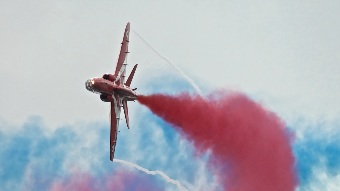Avion Noir Volant Dans le Ciel. Wallpaper in 1366x768 Resolution