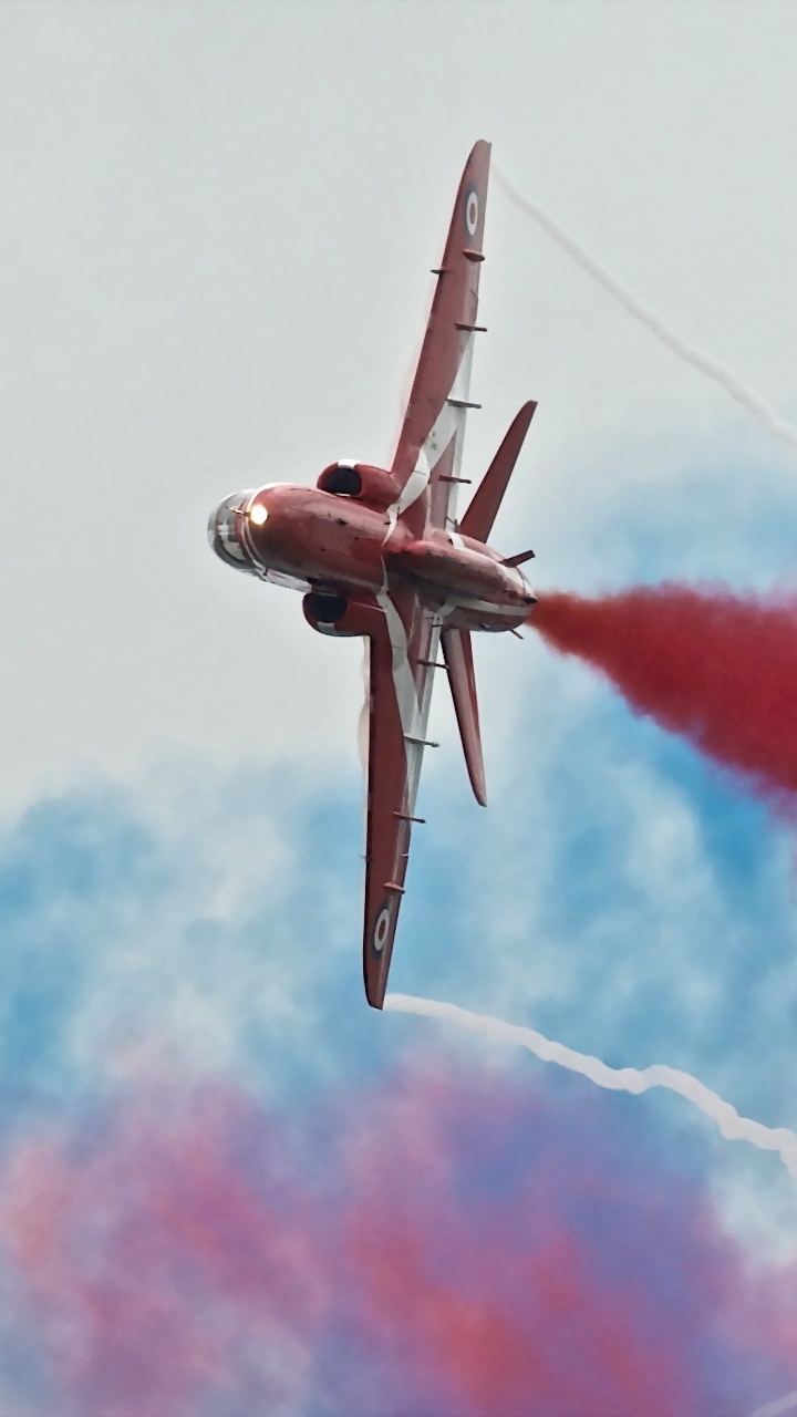 Avion Noir Volant Dans le Ciel. Wallpaper in 720x1280 Resolution